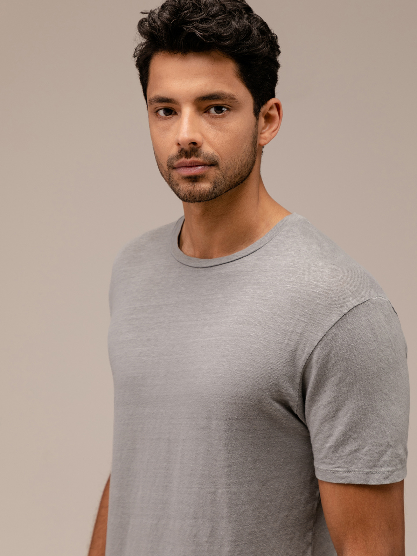 Detailansicht von T-Shirt aus Leinen von WOOL & CO