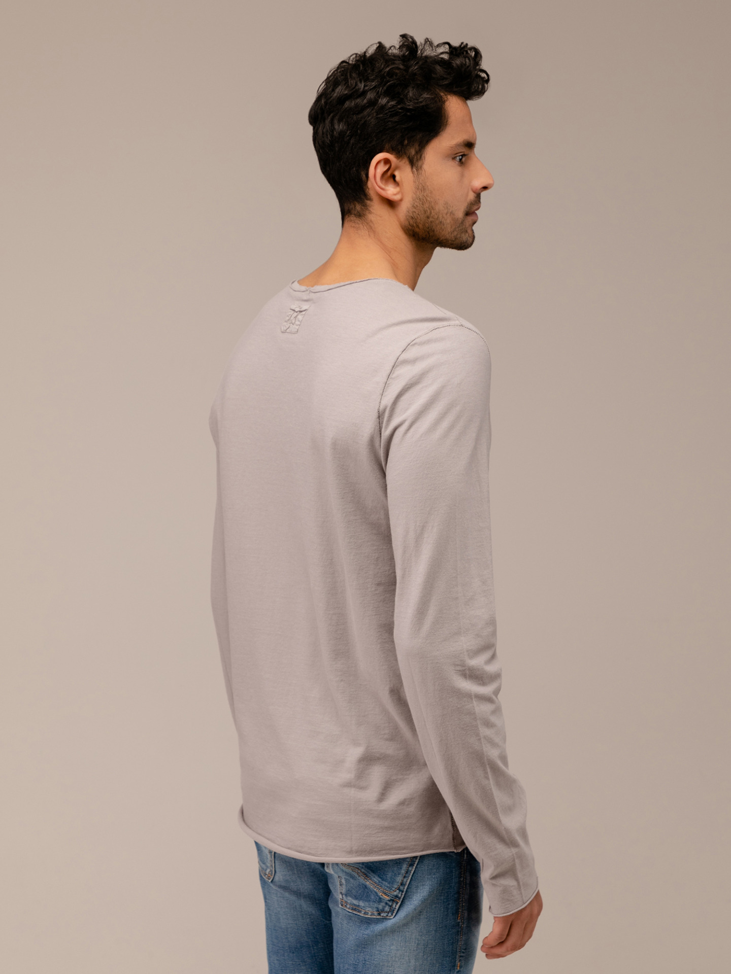 Detailansicht von Langarmshirt aus Baumwolle von HANNES ROETHER