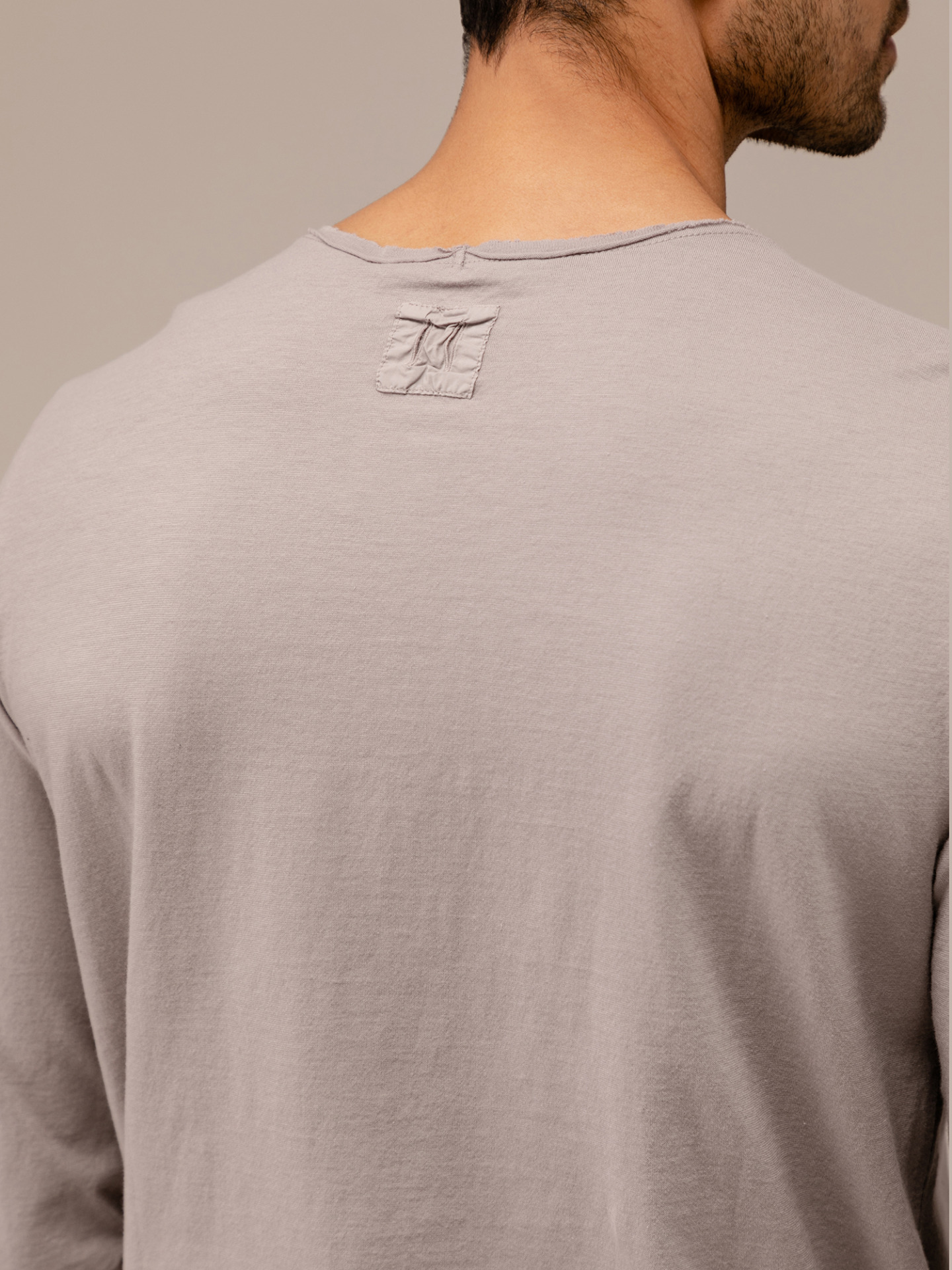 Detailansicht von Langarmshirt aus Baumwolle von HANNES ROETHER