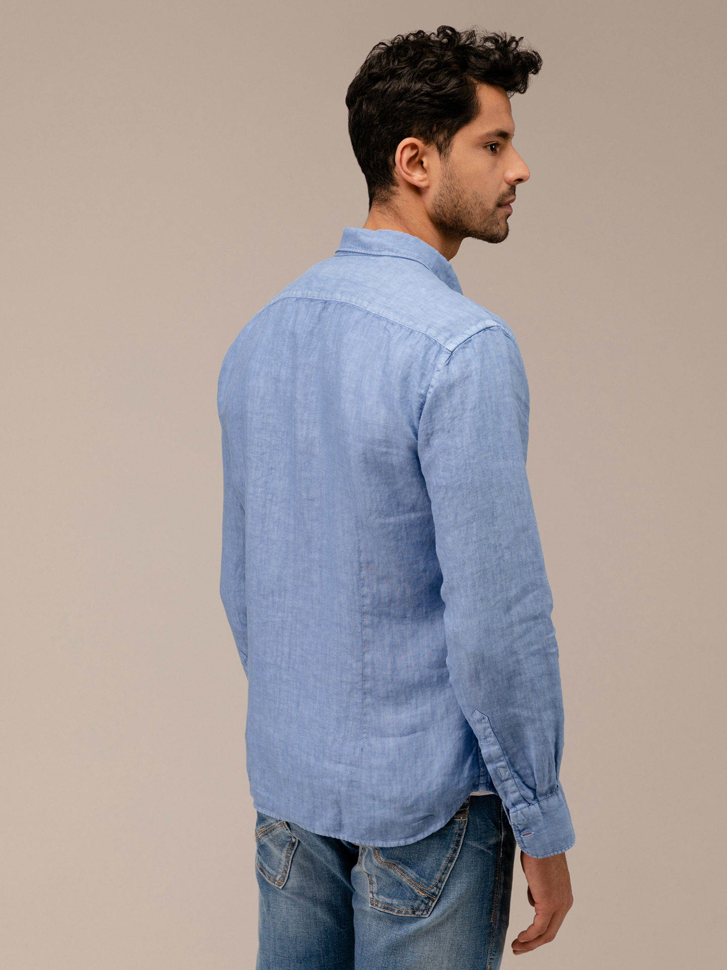 Detailansicht von Leinenhemd von AGLINI