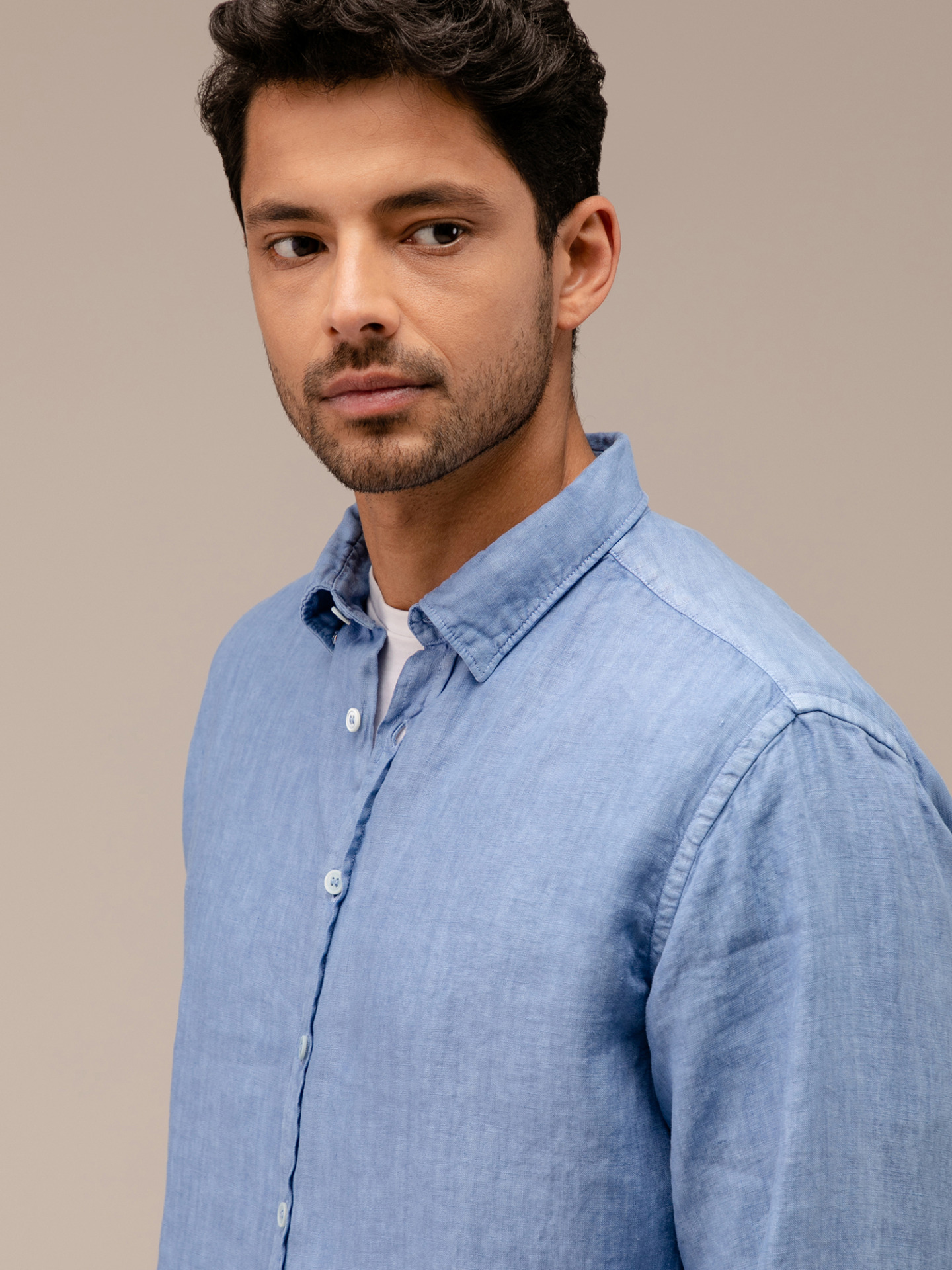 Detailansicht von Leinenhemd von AGLINI