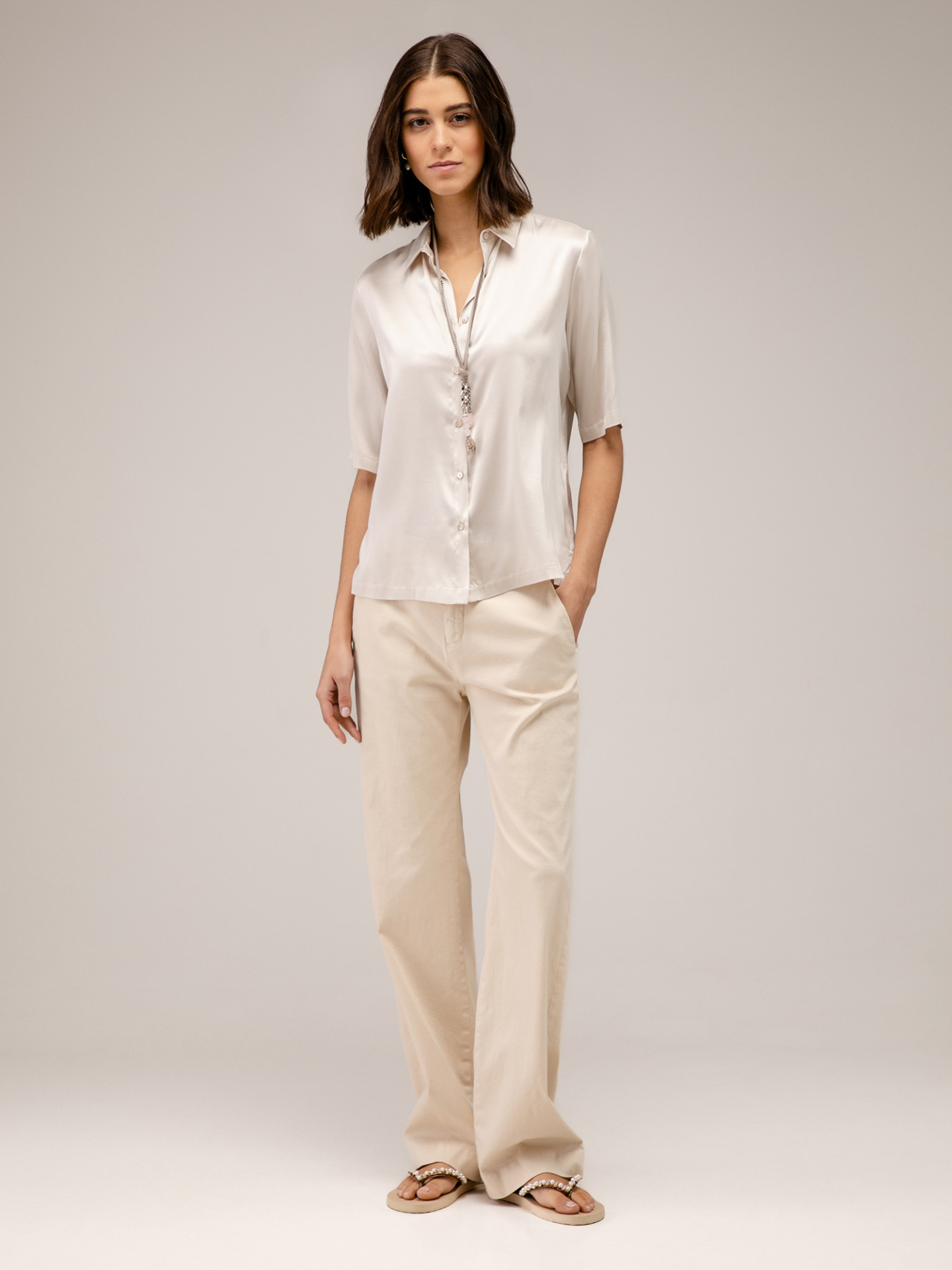 Detailansicht von Kurzarm-Seidenbluse von HER SHIRT