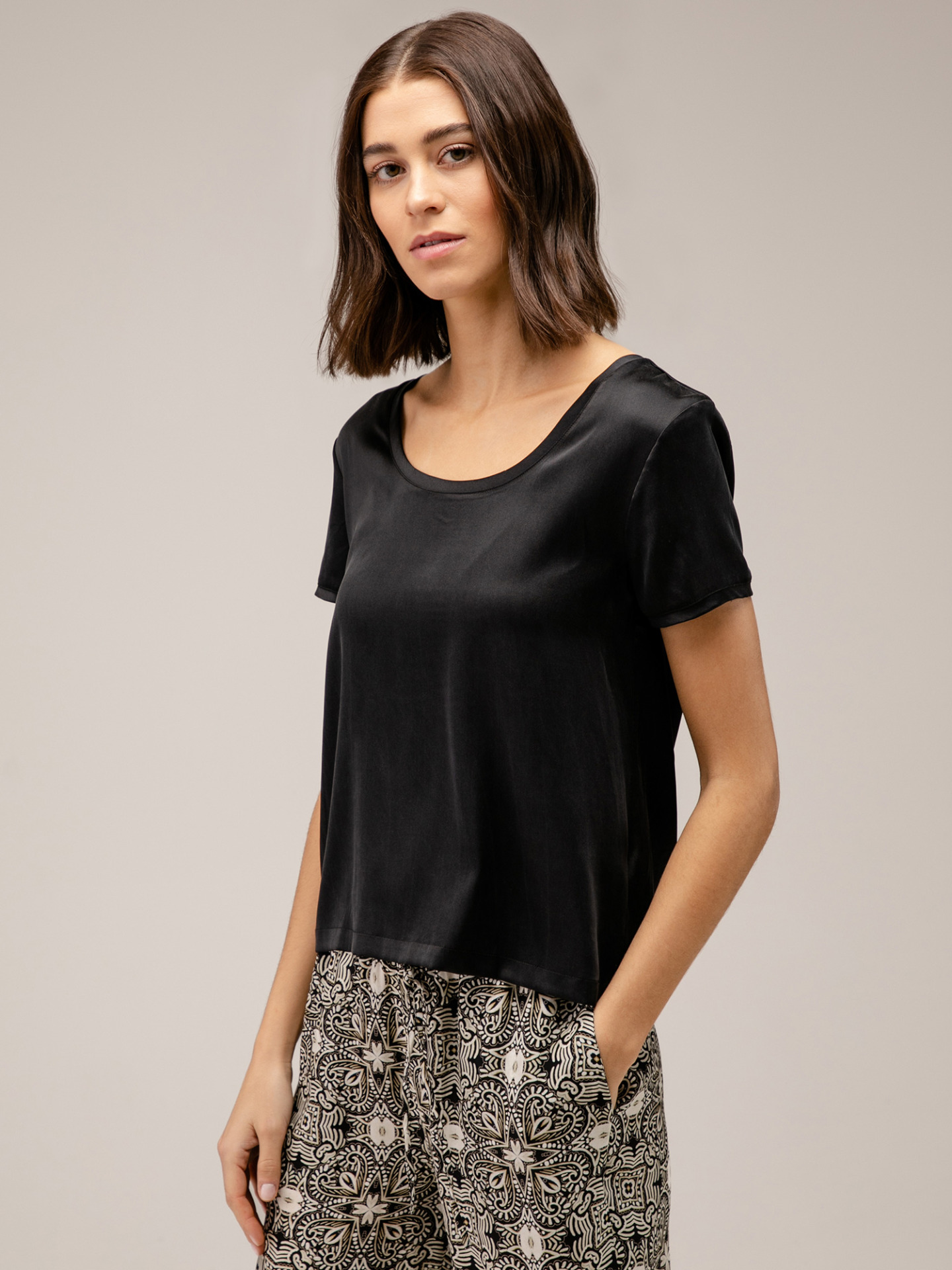 Detailansicht von Kurzarm-Seidenbluse von DANIELS