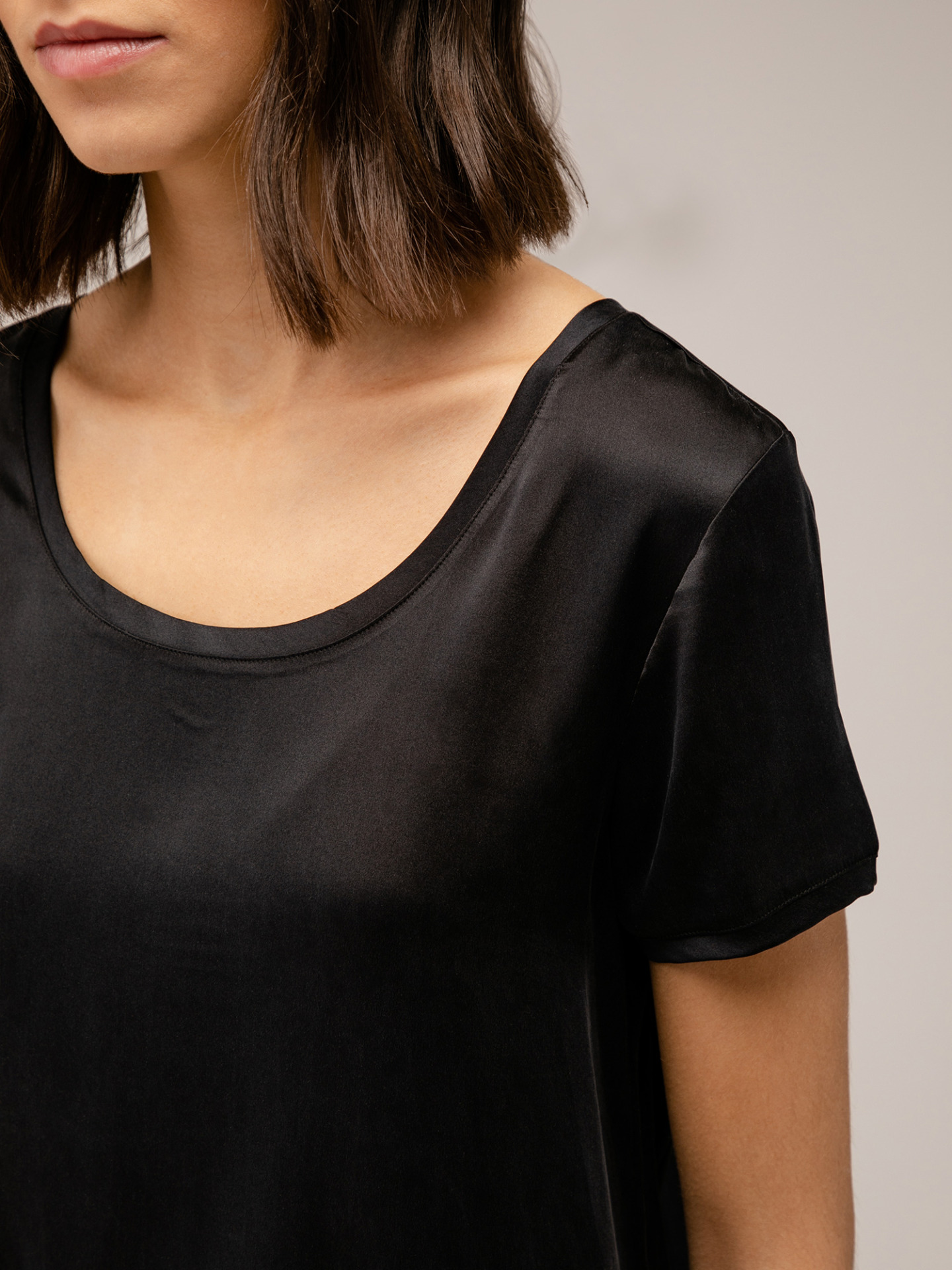 Detailansicht von Kurzarm-Seidenbluse von DANIELS