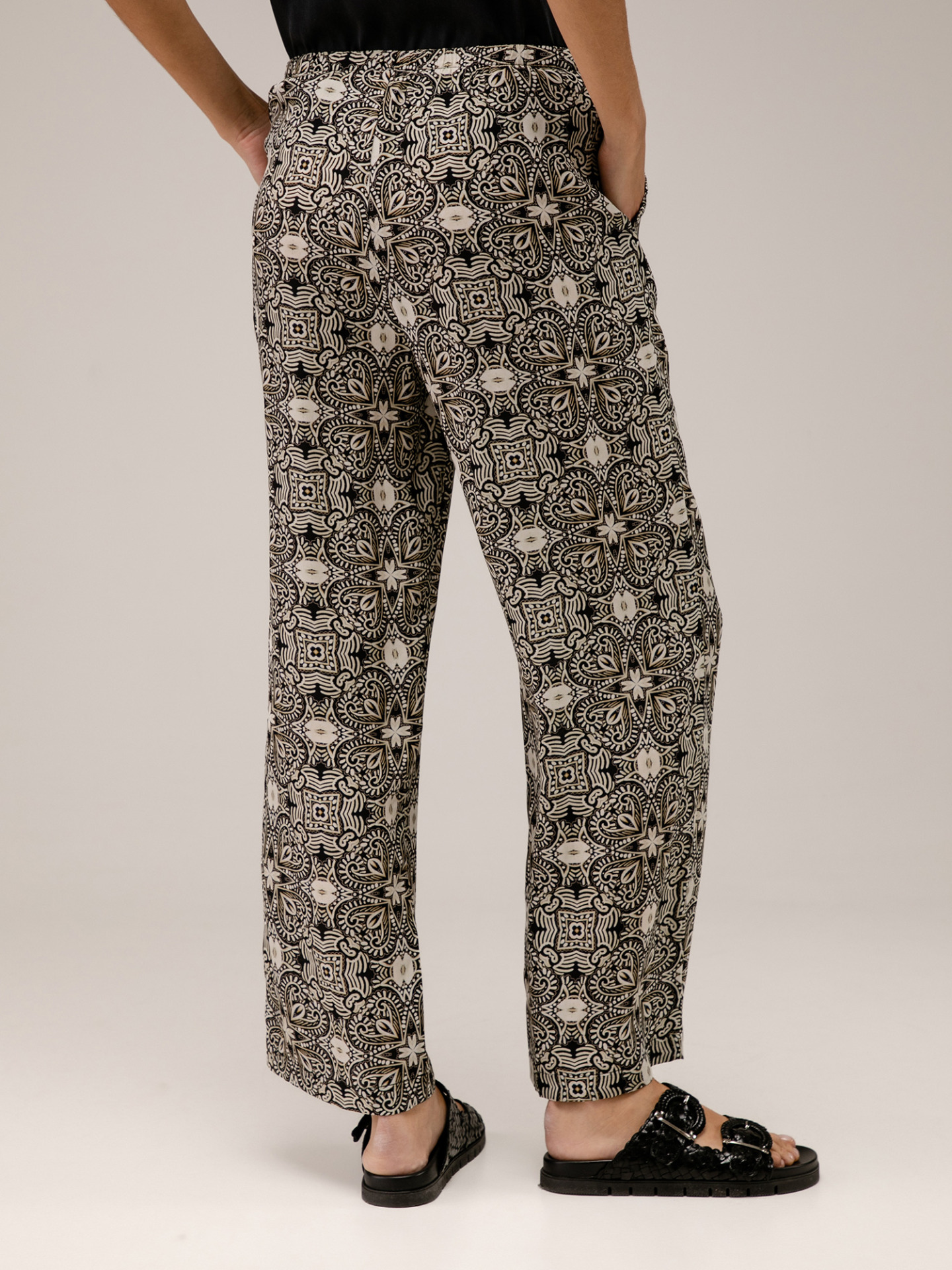 Detailansicht von Lässige Hose aus Seide von DANIELS