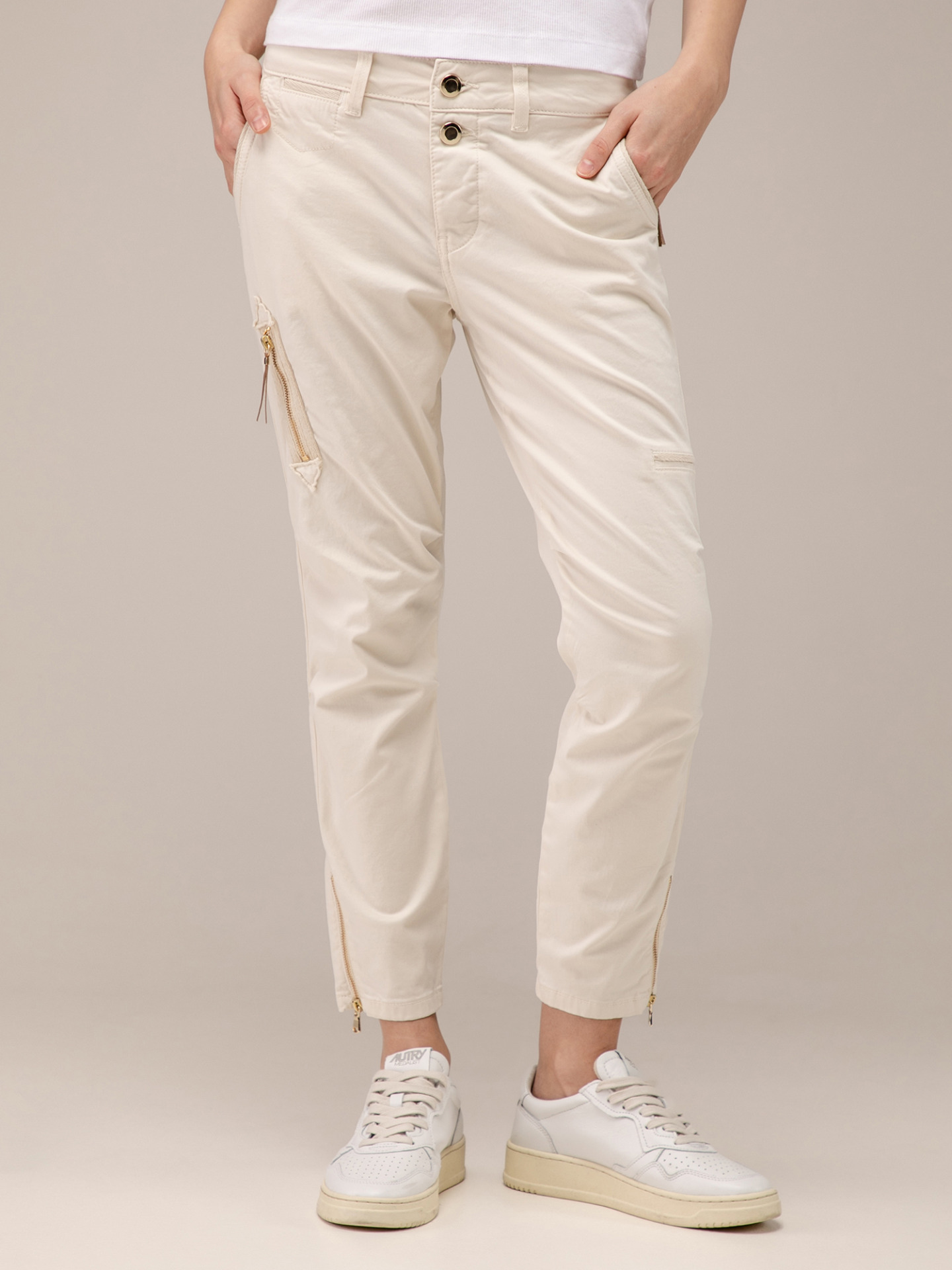 Detailansicht von Cropped Hose mit Knopfleiste von MOS MOSH