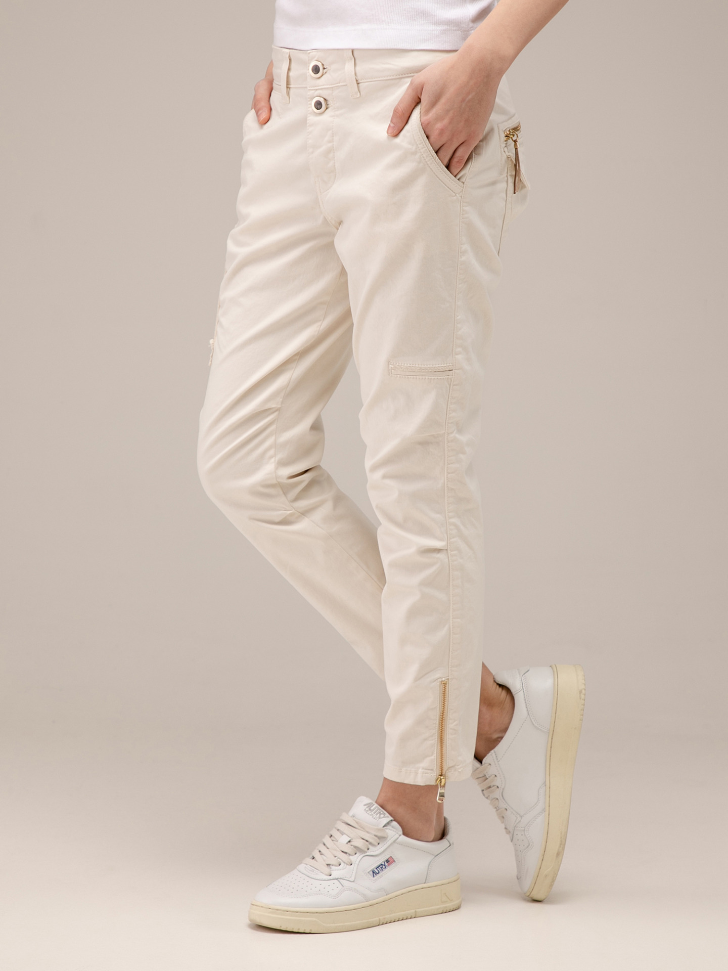 Detailansicht von Cropped Hose mit Knopfleiste von MOS MOSH