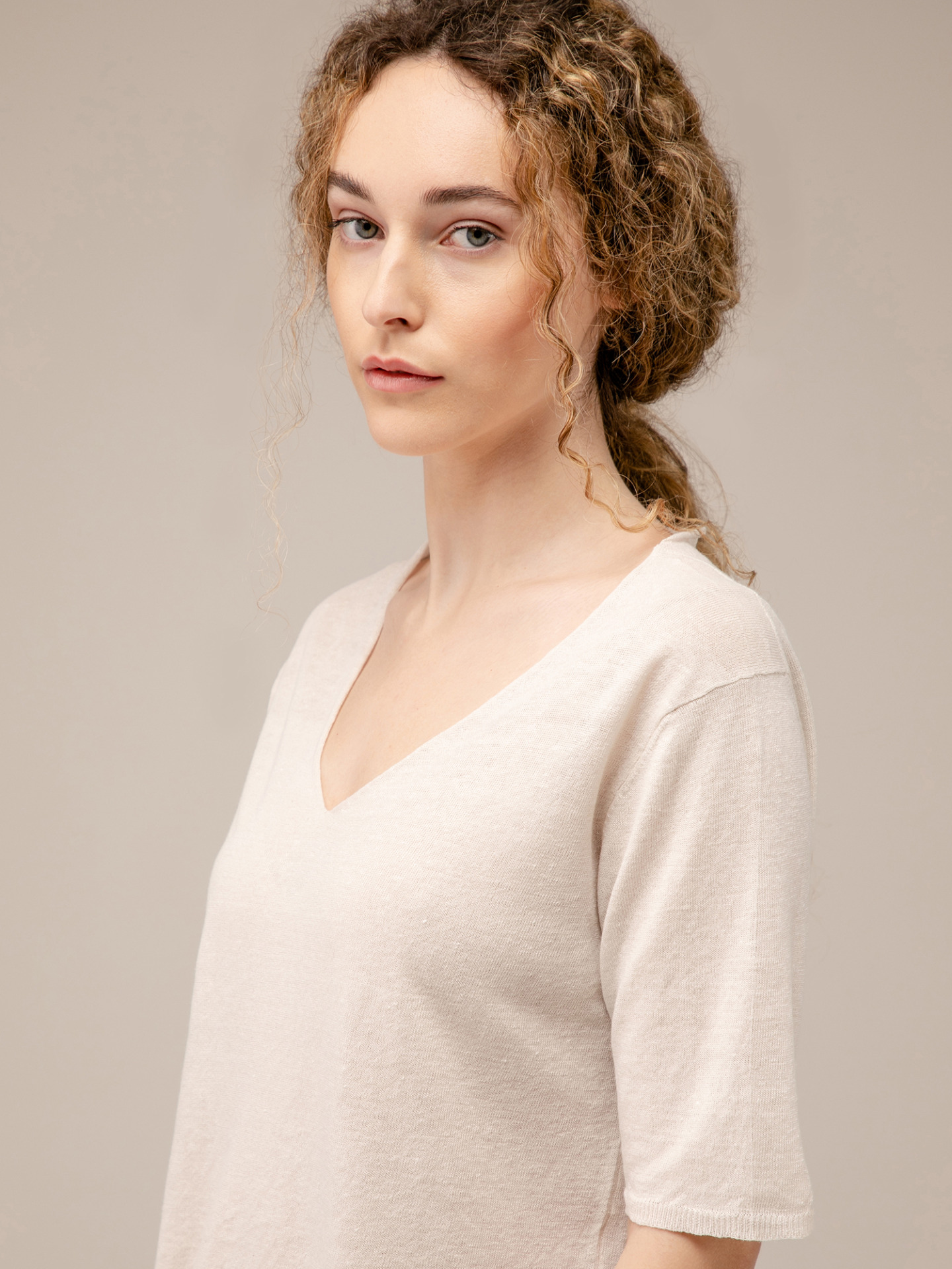 Detailansicht von Kurzarm-Pullover aus Leinen von ANTONELLI