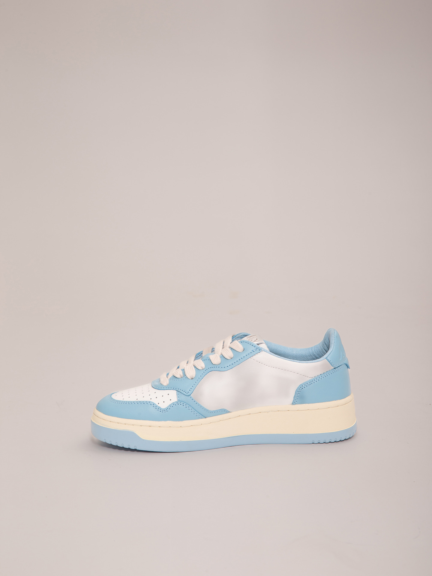 Detailansicht von Sneaker aus Leder von AUTRY