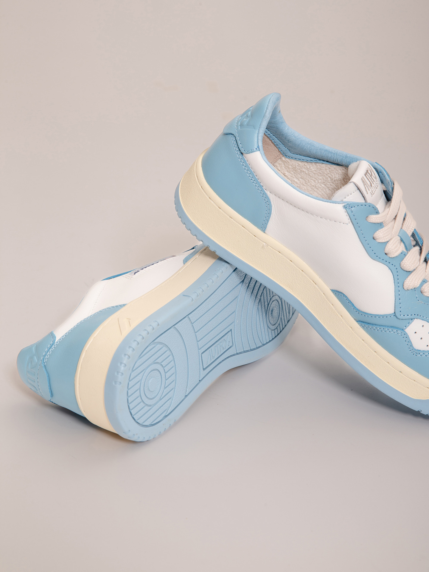 Detailansicht von Sneaker aus Leder von AUTRY