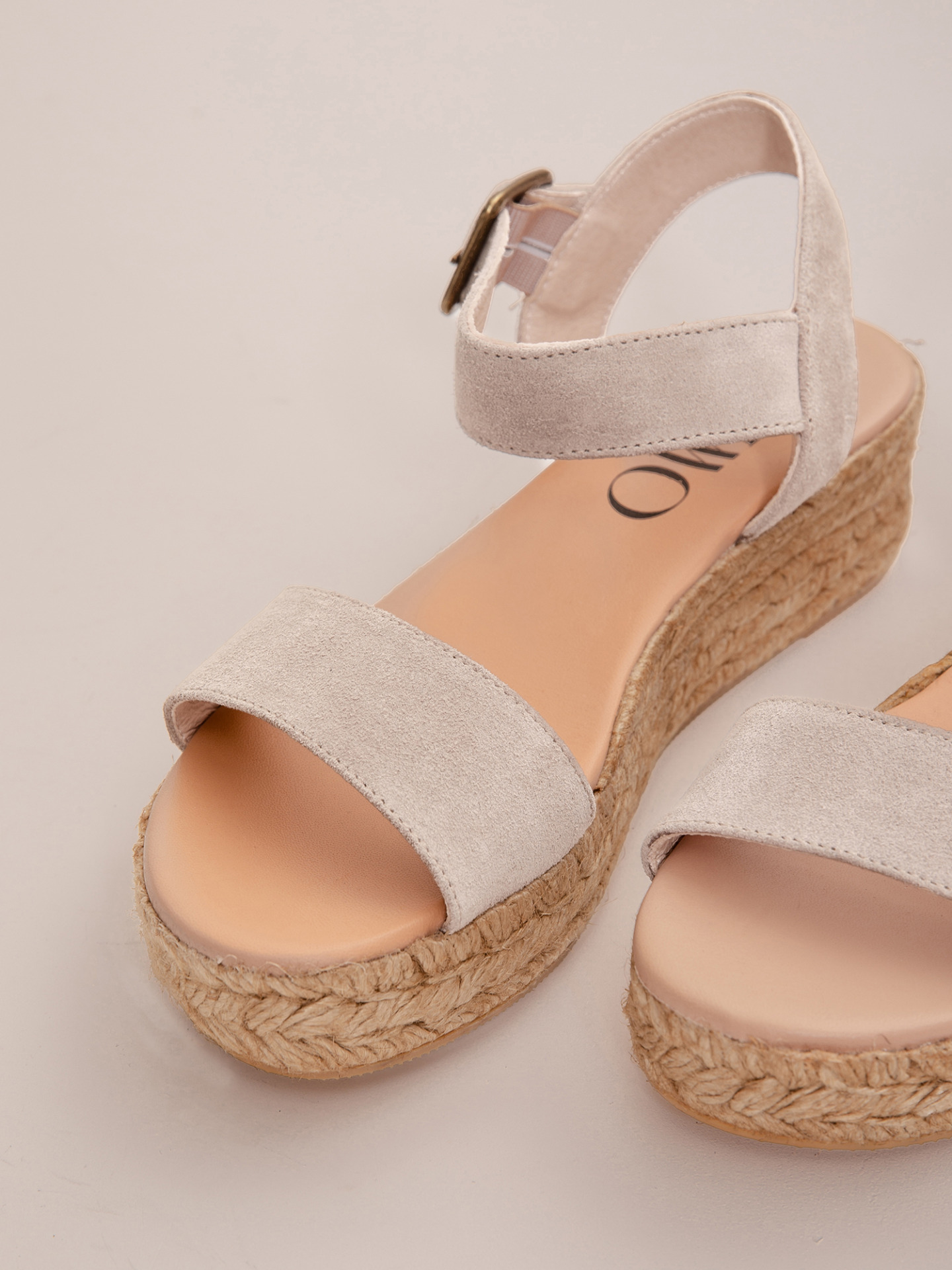 Detailansicht von Keilsandaletten von GAIMO