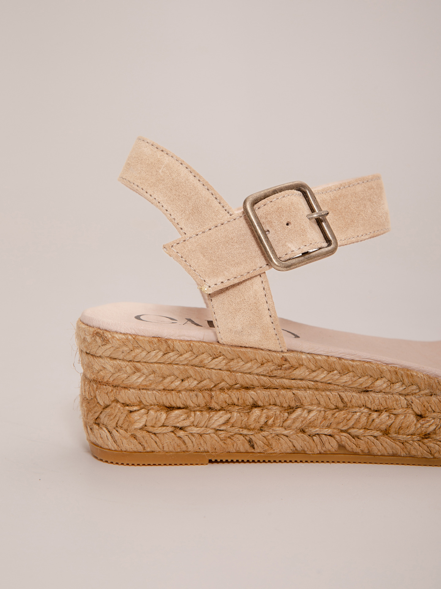 Detailansicht von Keilsandaletten von GAIMO