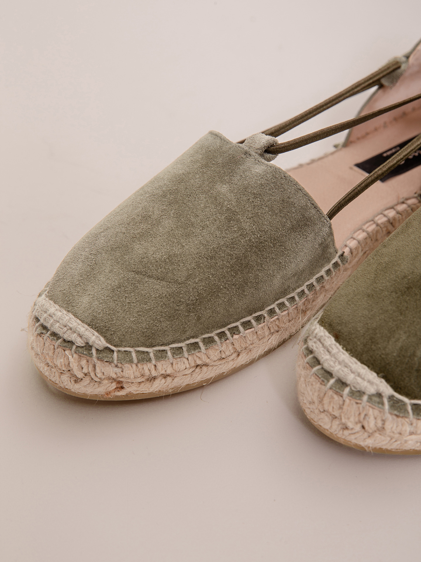 Detailansicht von Espadrilles aus Veloursleder von GAIMO