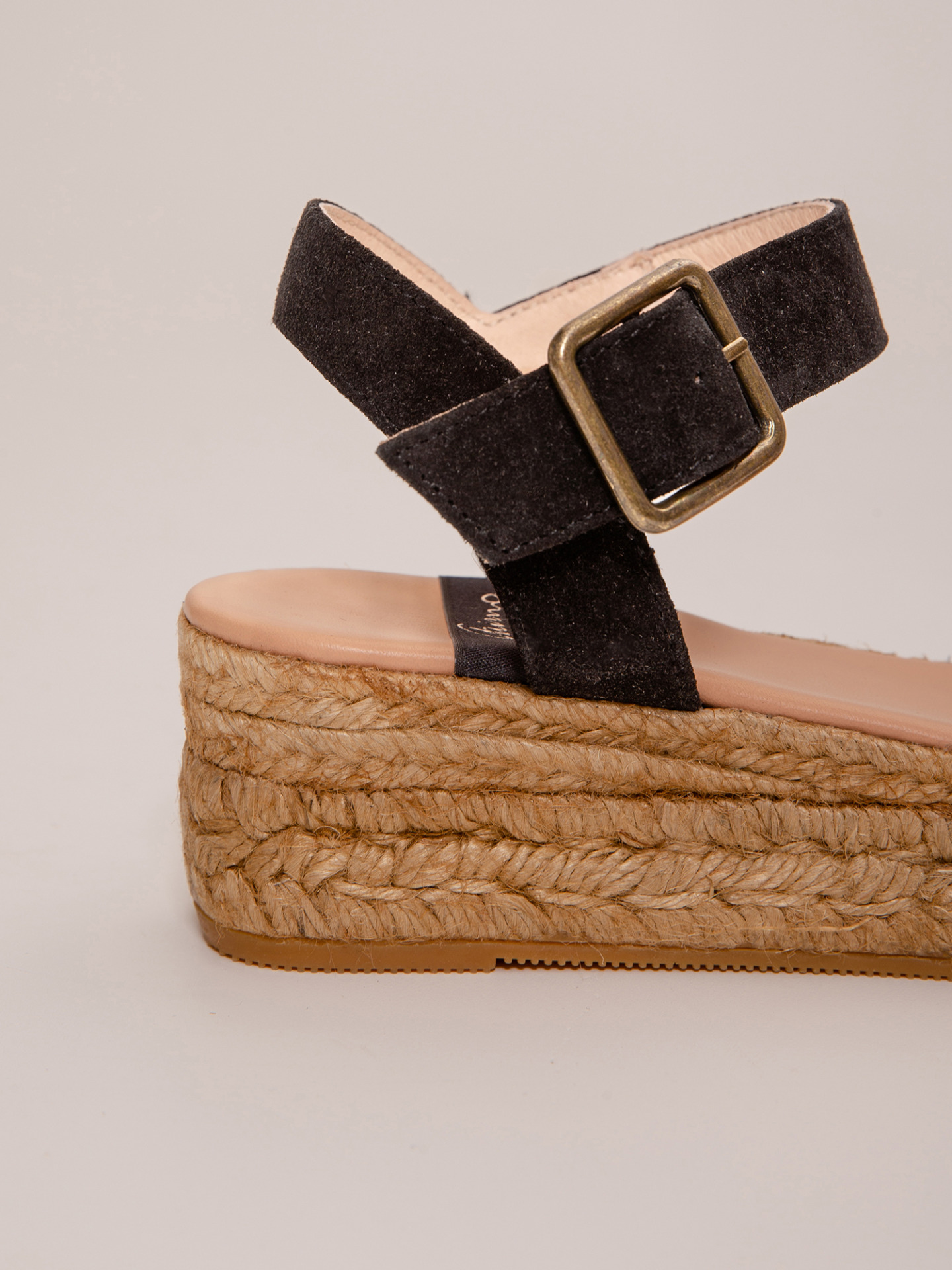 Detailansicht von Keilsandaletten von GAIMO