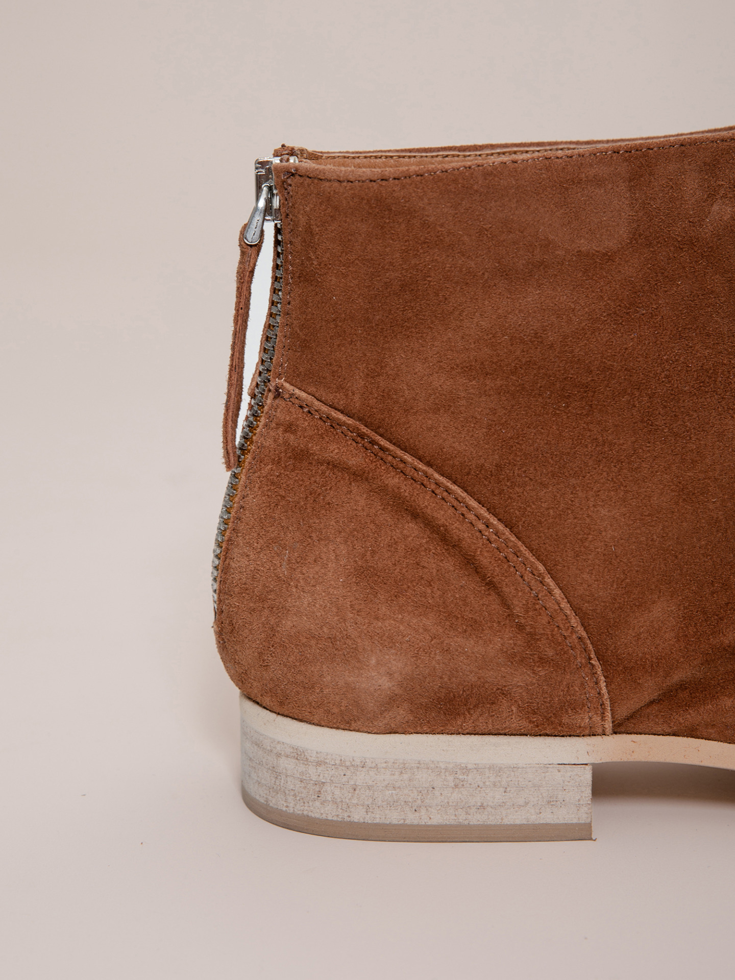 Detailansicht von Stiefelette aus Veloursleder von THEA MIKA