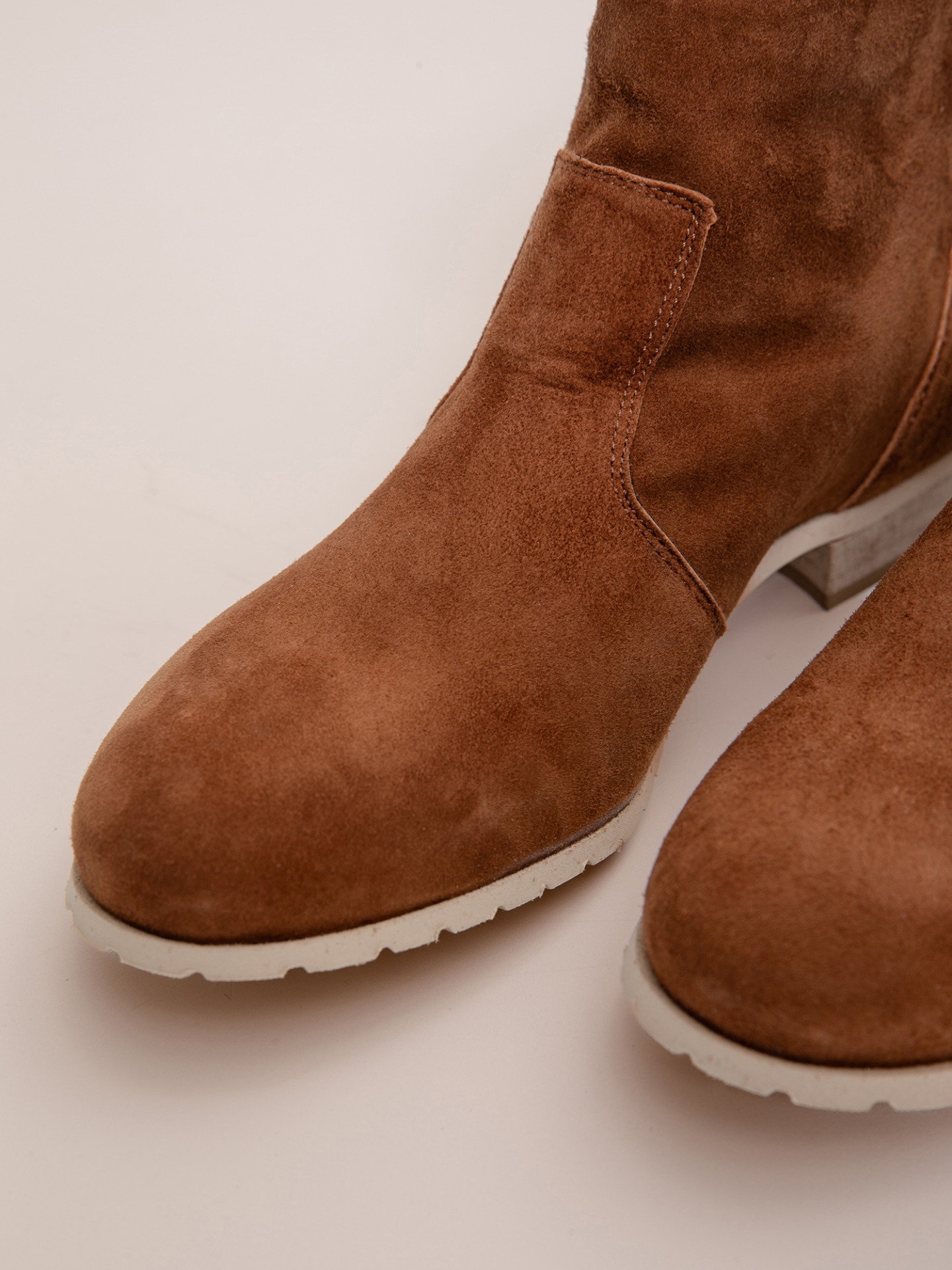 Detailansicht von Stiefelette aus Veloursleder von THEA MIKA