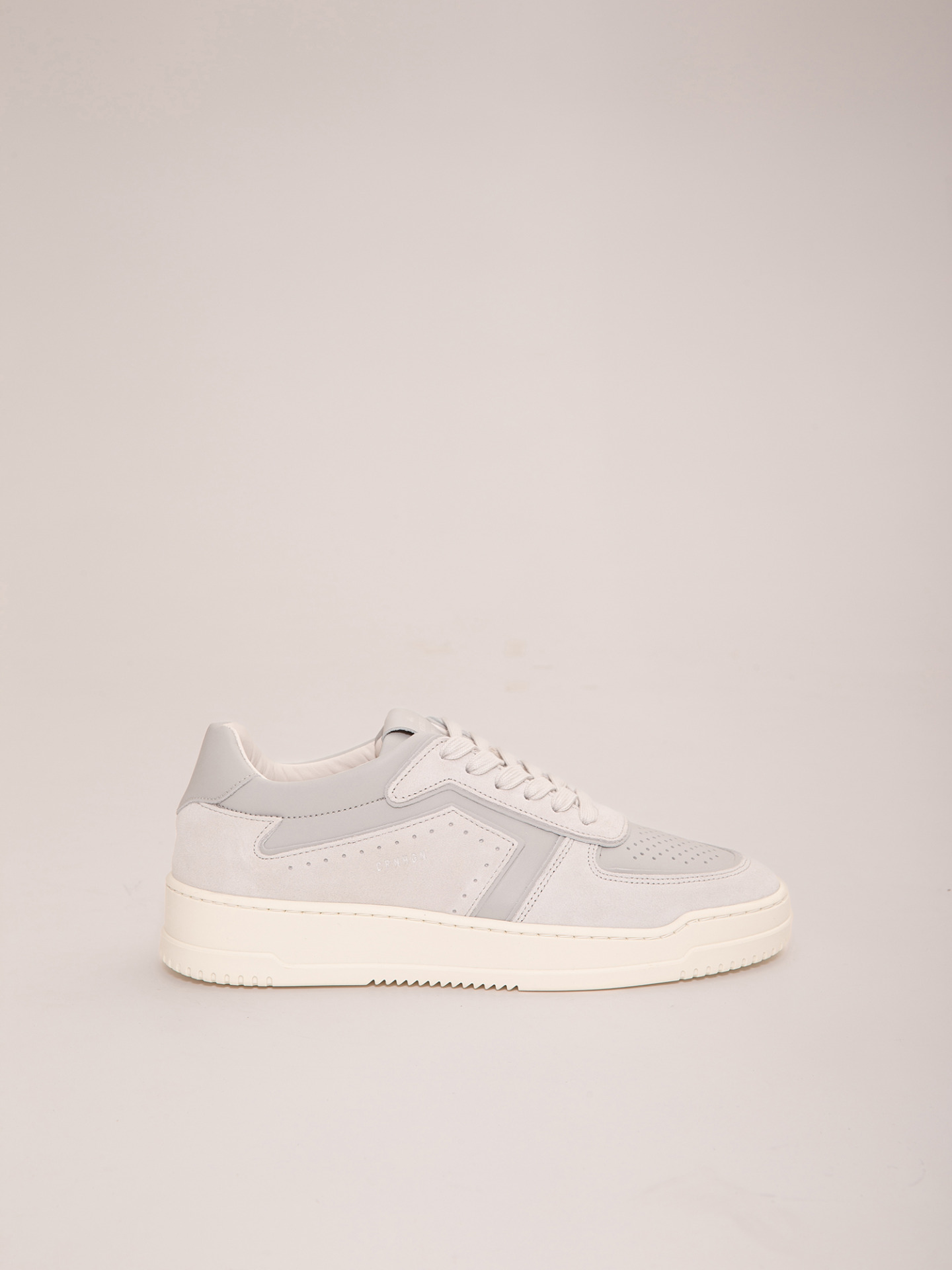 Detailansicht von Sneaker mit Veloursapplikationen von COPENHAGEN