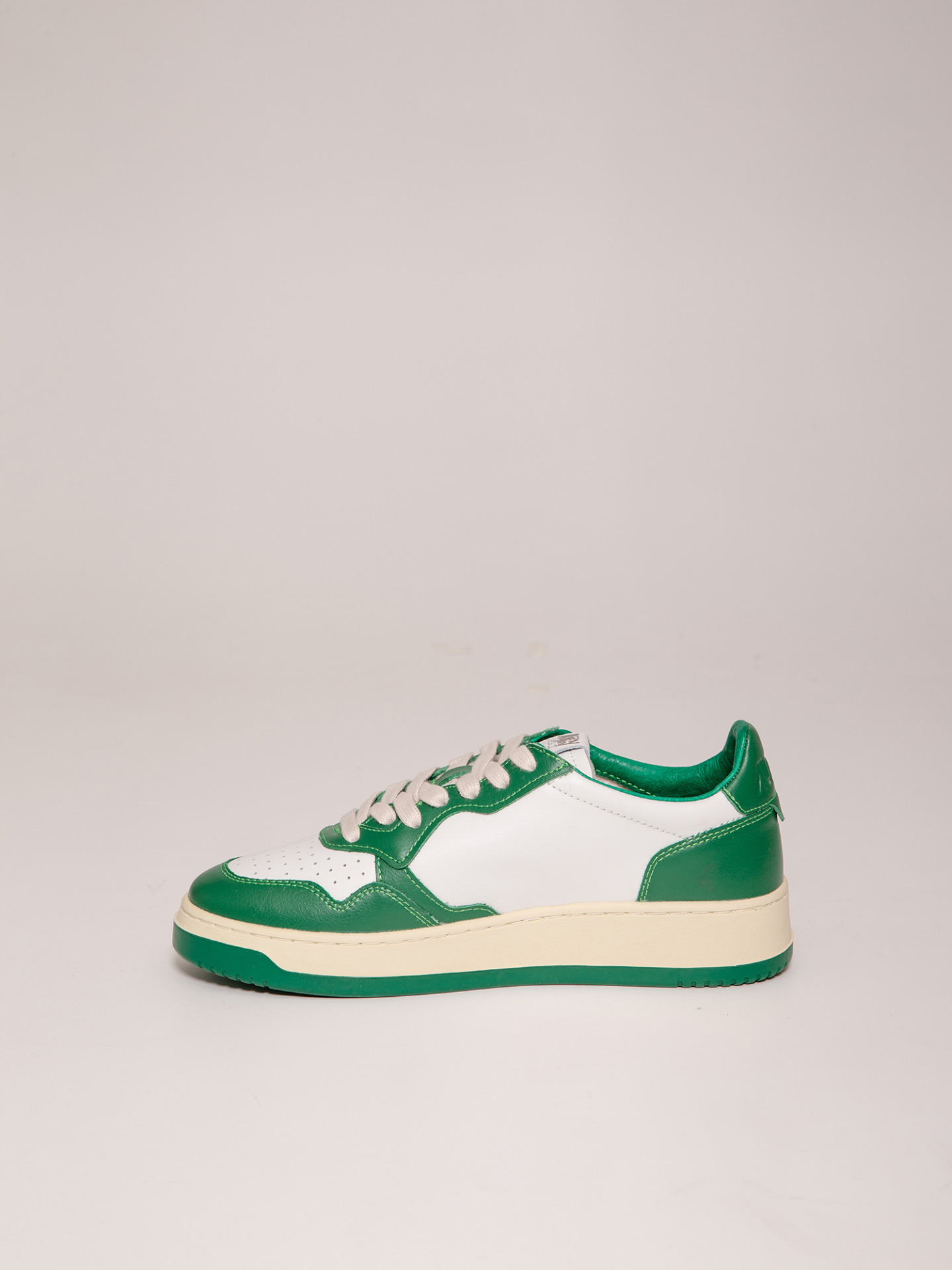 Detailansicht von Sneaker aus Leder von AUTRY