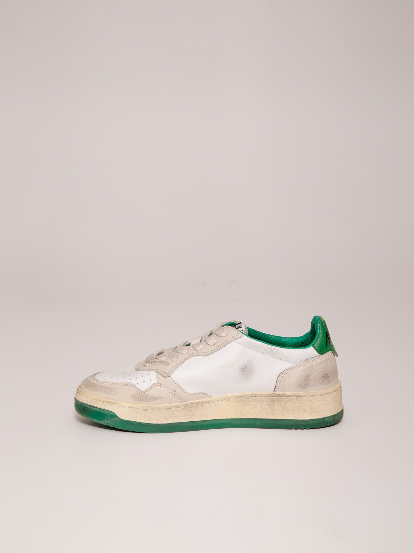 Detailansicht von Sneaker aus Leder im Vintage-Look von AUTRY