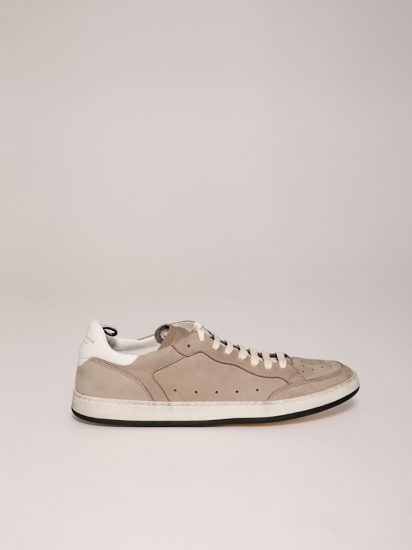 Detailansicht von Sneaker aus Nubukleder von OFFICINE CREATIVE