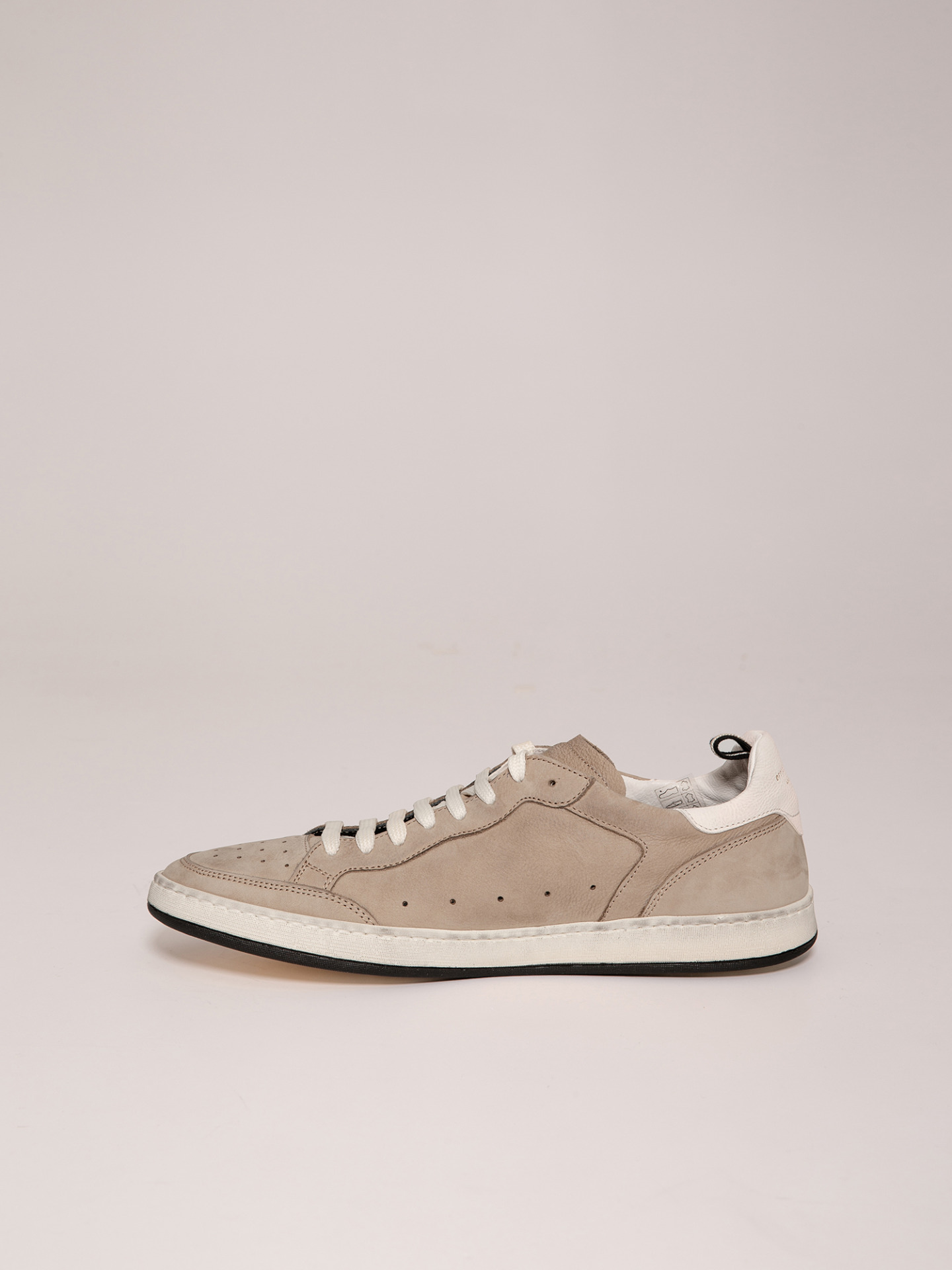 Detailansicht von Sneaker aus Nubukleder von OFFICINE CREATIVE