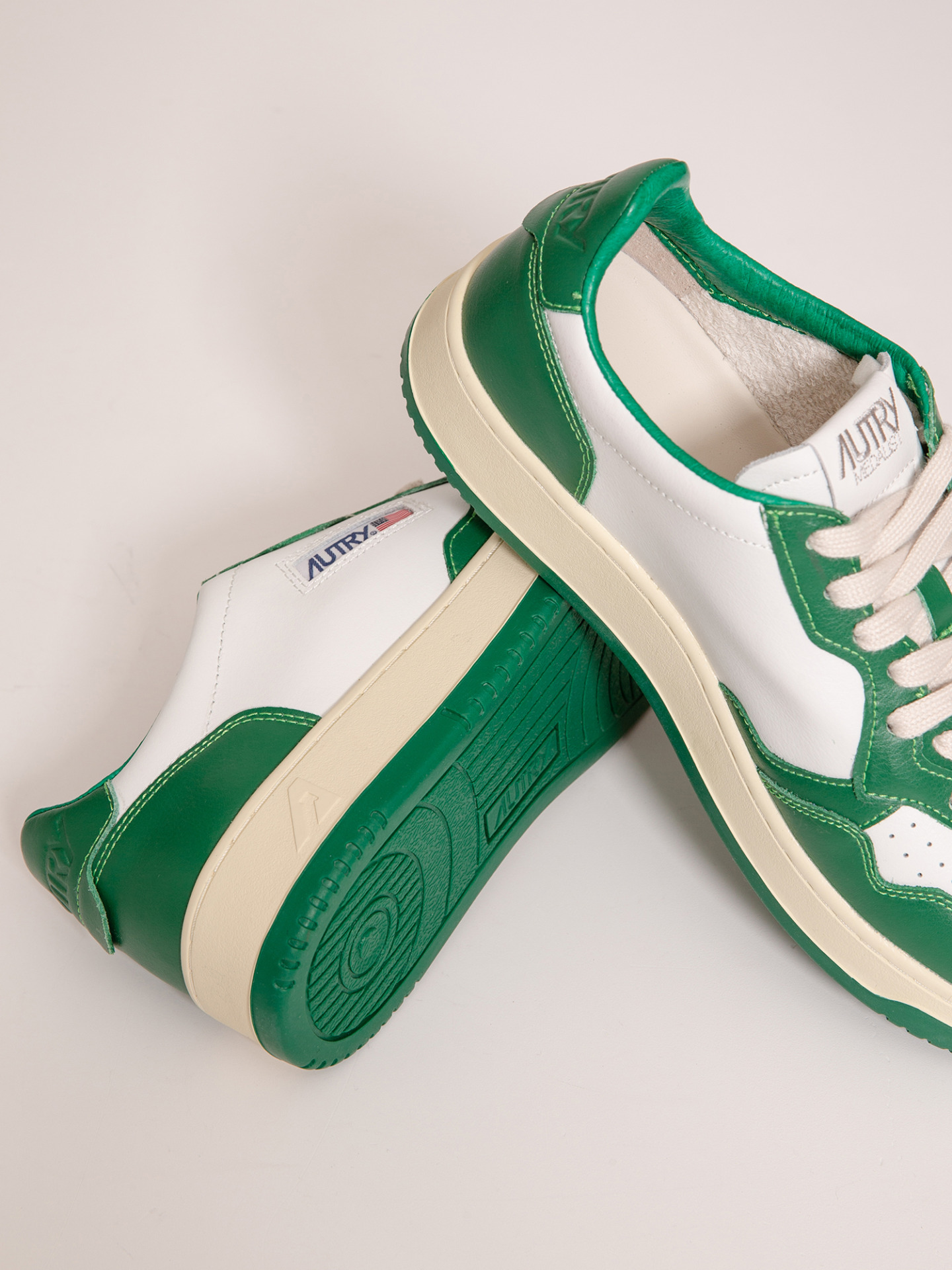 Detailansicht von Sneaker aus Leder von AUTRY