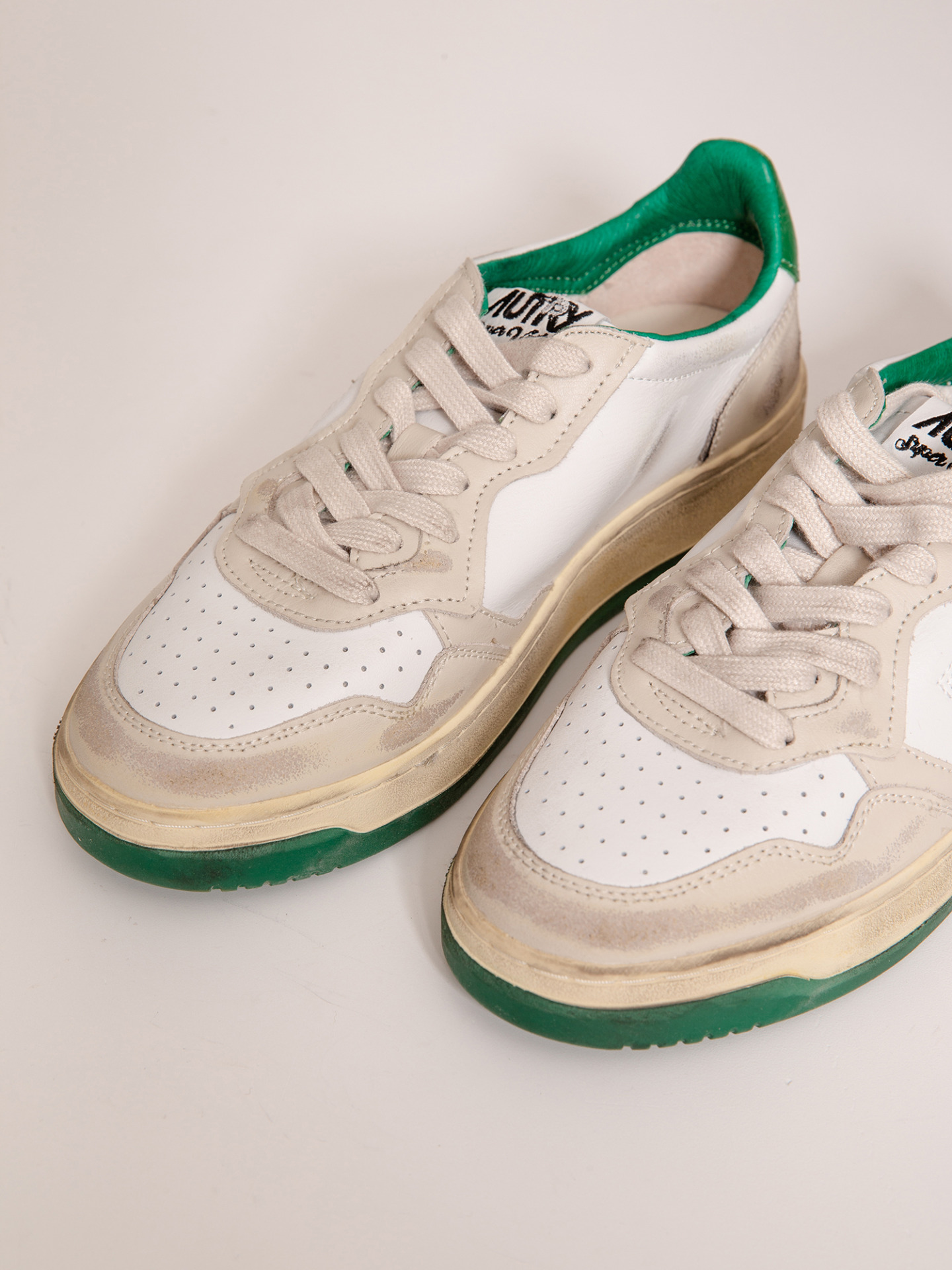 Detailansicht von Sneaker aus Leder im Vintage-Look von AUTRY