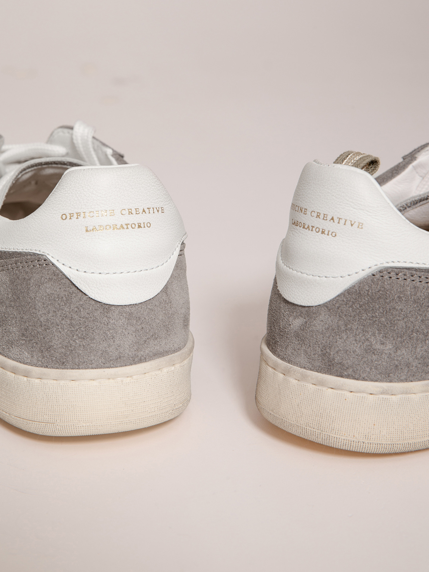 Detailansicht von Sneaker aus Veloursleder von OFFICINE CREATIVE