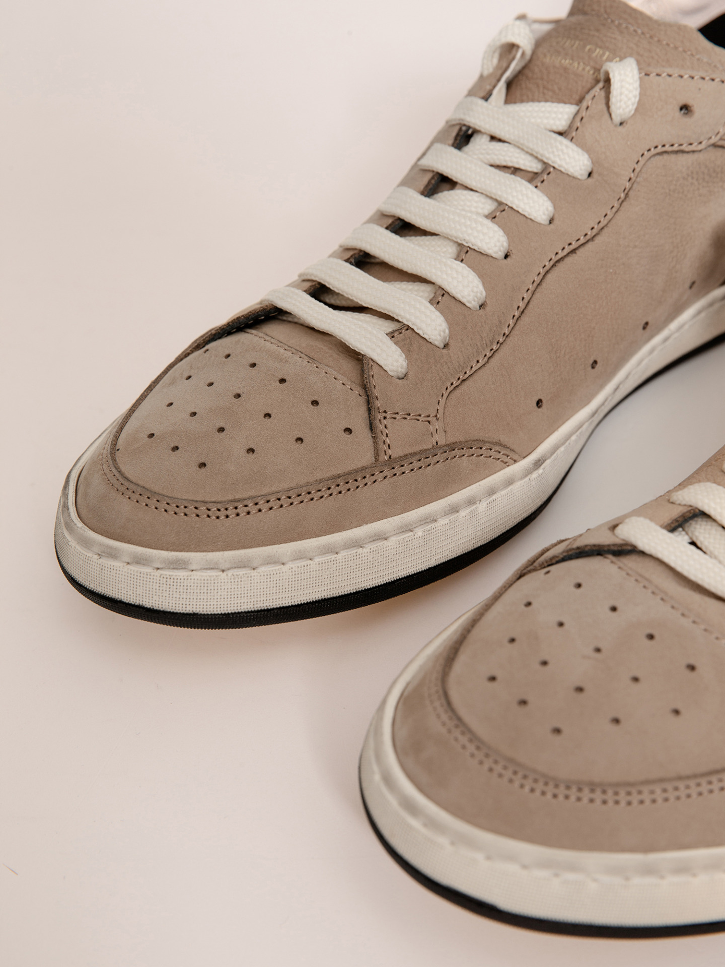Detailansicht von Sneaker aus Nubukleder von OFFICINE CREATIVE