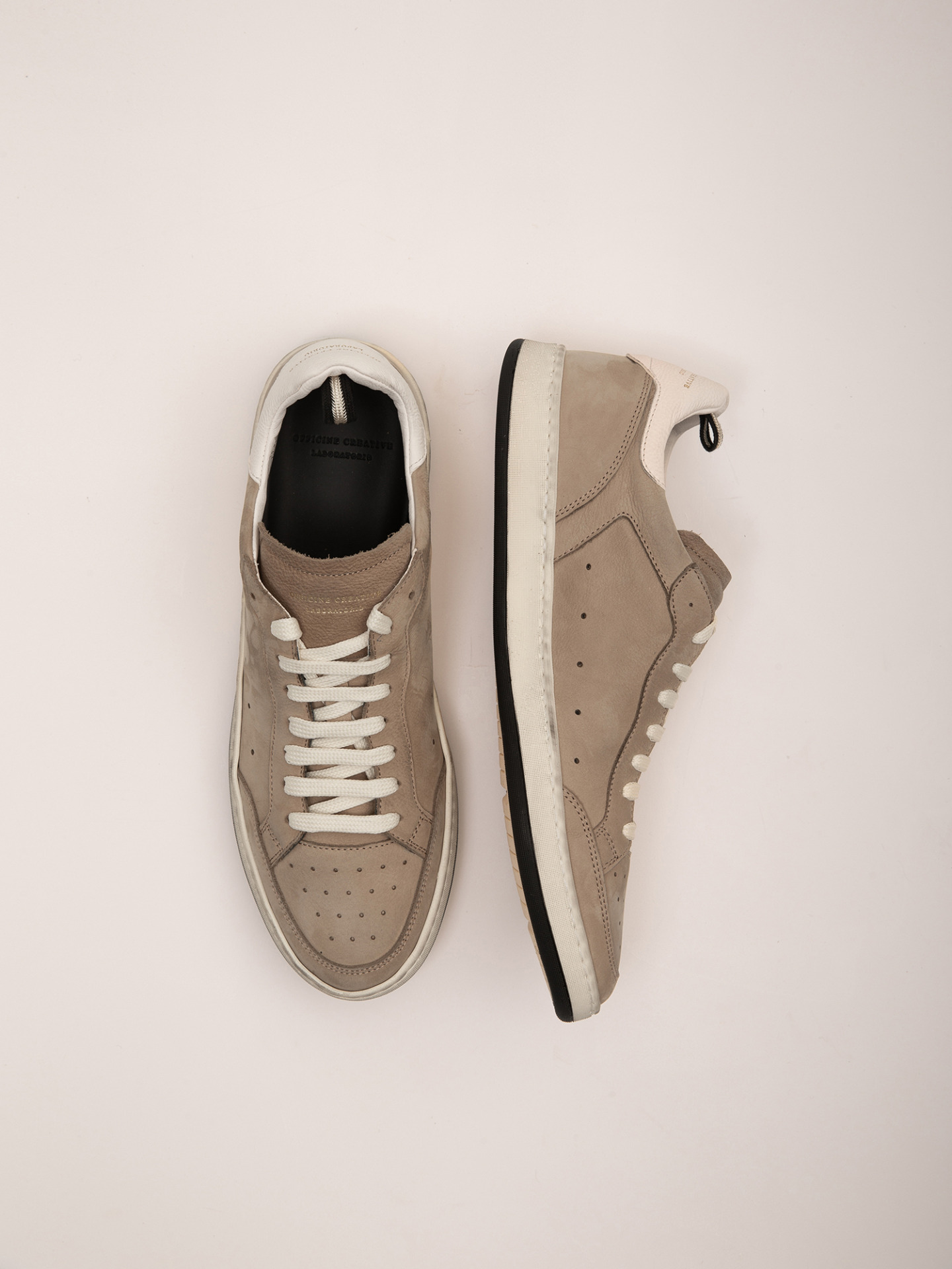 Detailansicht von Sneaker aus Nubukleder von OFFICINE CREATIVE