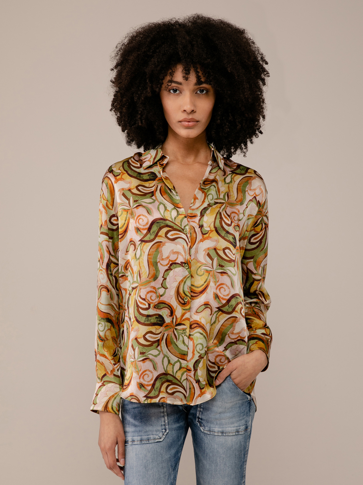 Detailansicht von Gemusterte Seidenbluse von DANIELS