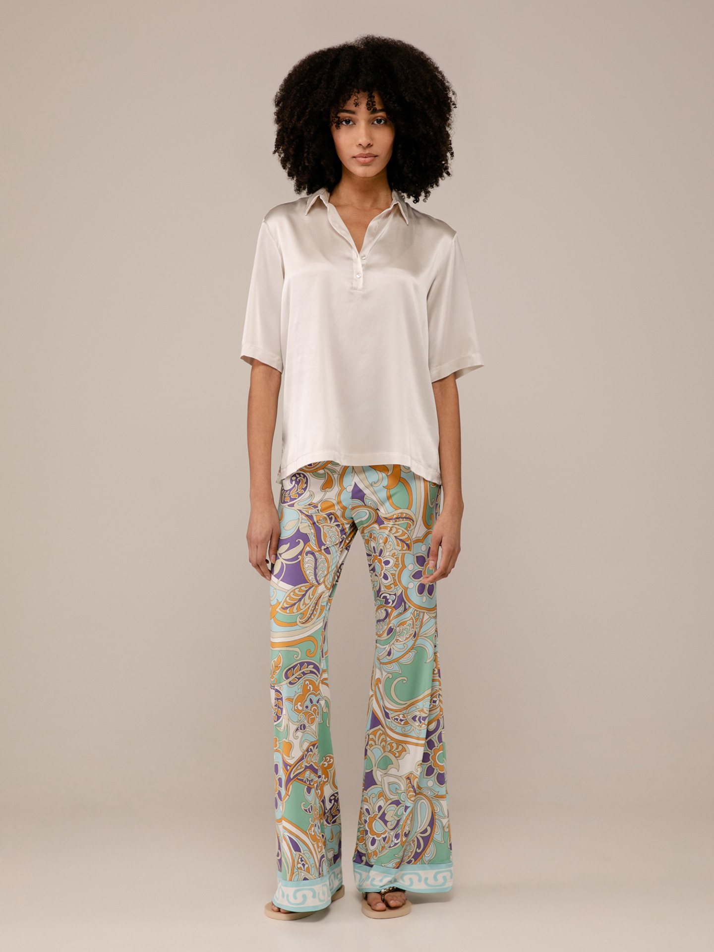 Detailansicht von Flared Hose von ANA ALCAZAR