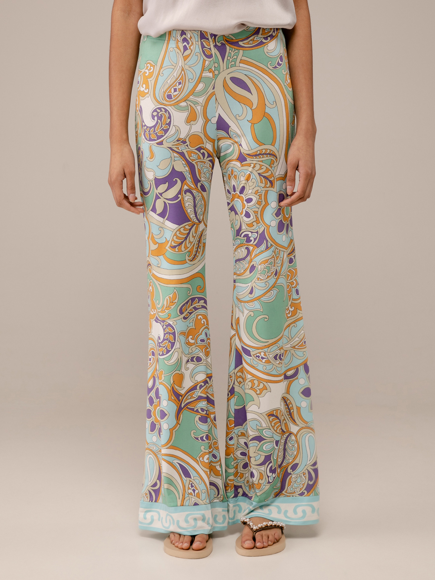 Detailansicht von Flared Hose von ANA ALCAZAR