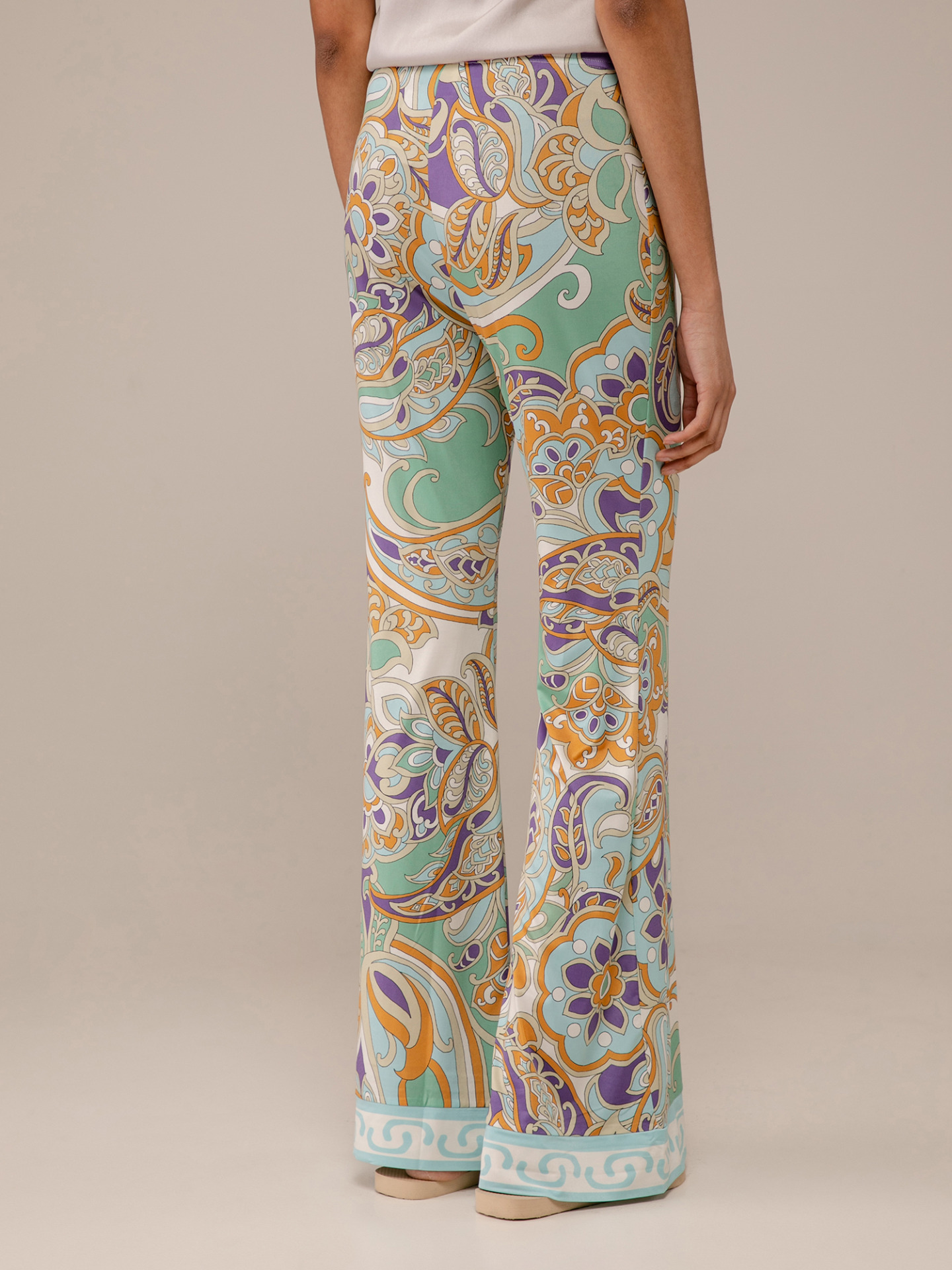 Detailansicht von Flared Hose von ANA ALCAZAR