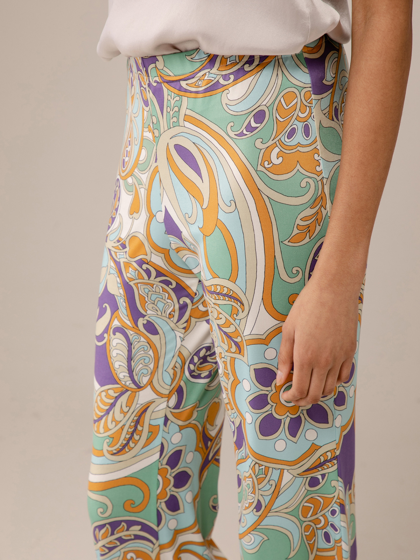 Detailansicht von Flared Hose von ANA ALCAZAR