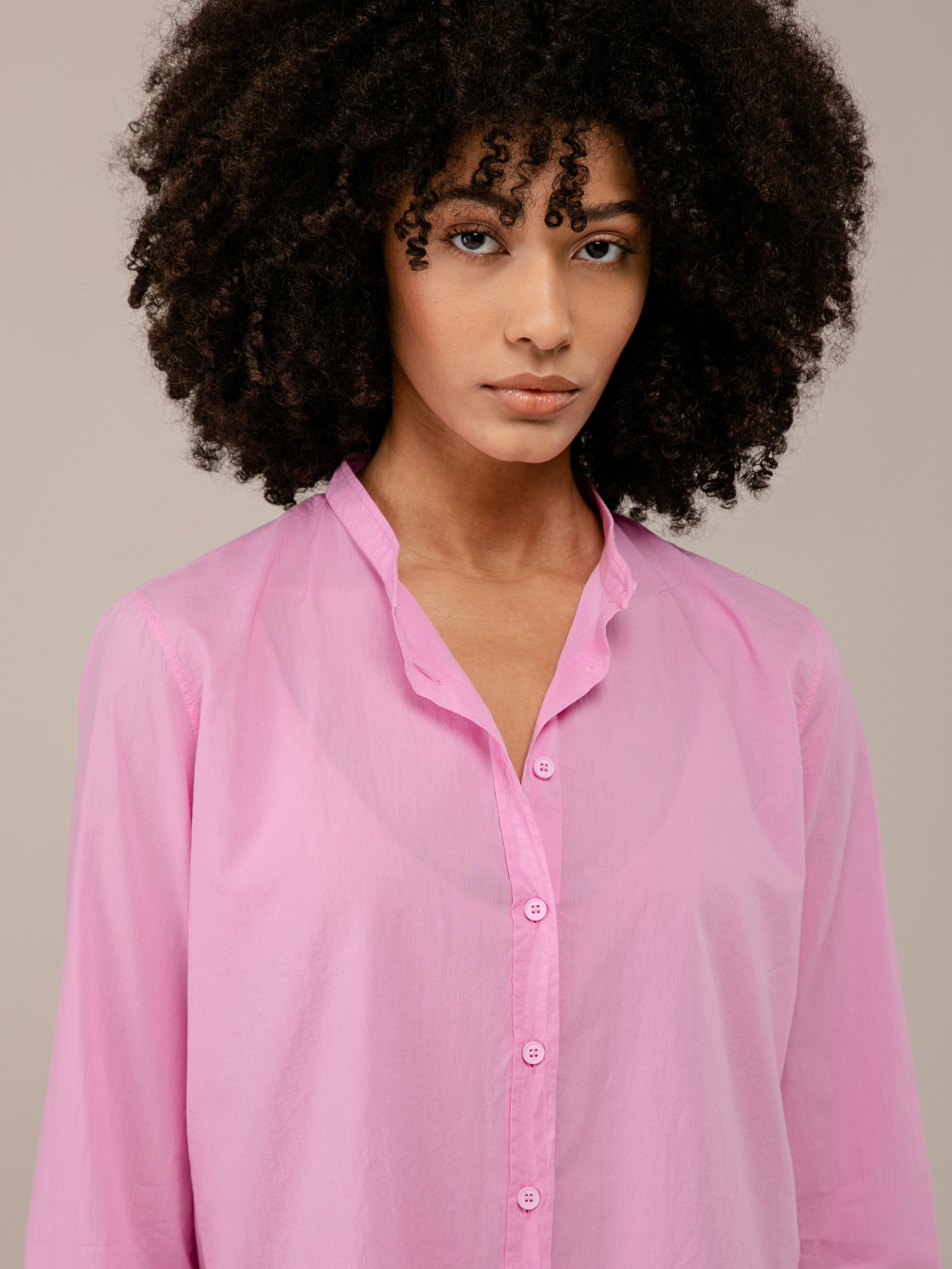 Detailansicht von Baumwollbluse mit Stehkragen von AGLINI