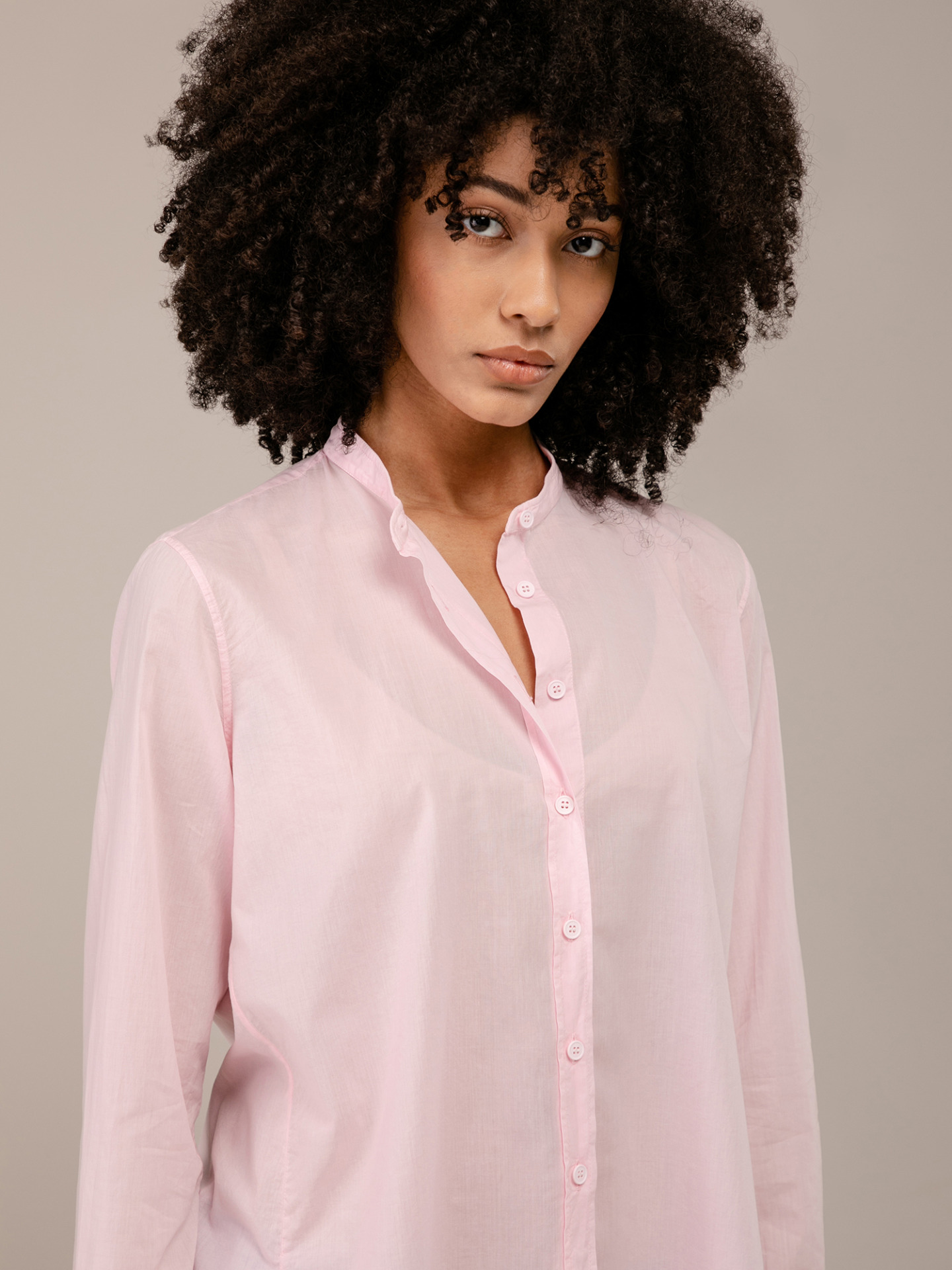 Detailansicht von Baumwollbluse mit Stehkragen von AGLINI