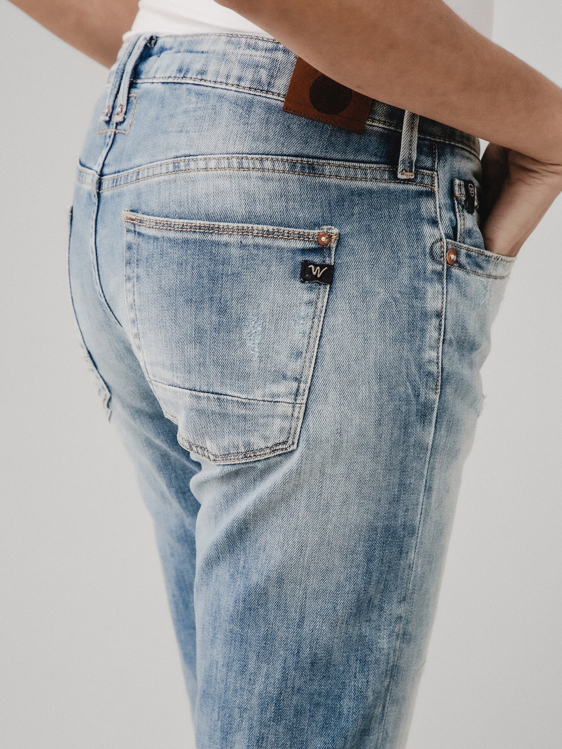 Detailansicht von Destroyed Skinny Jeans von LE TEMPS DES CERISES