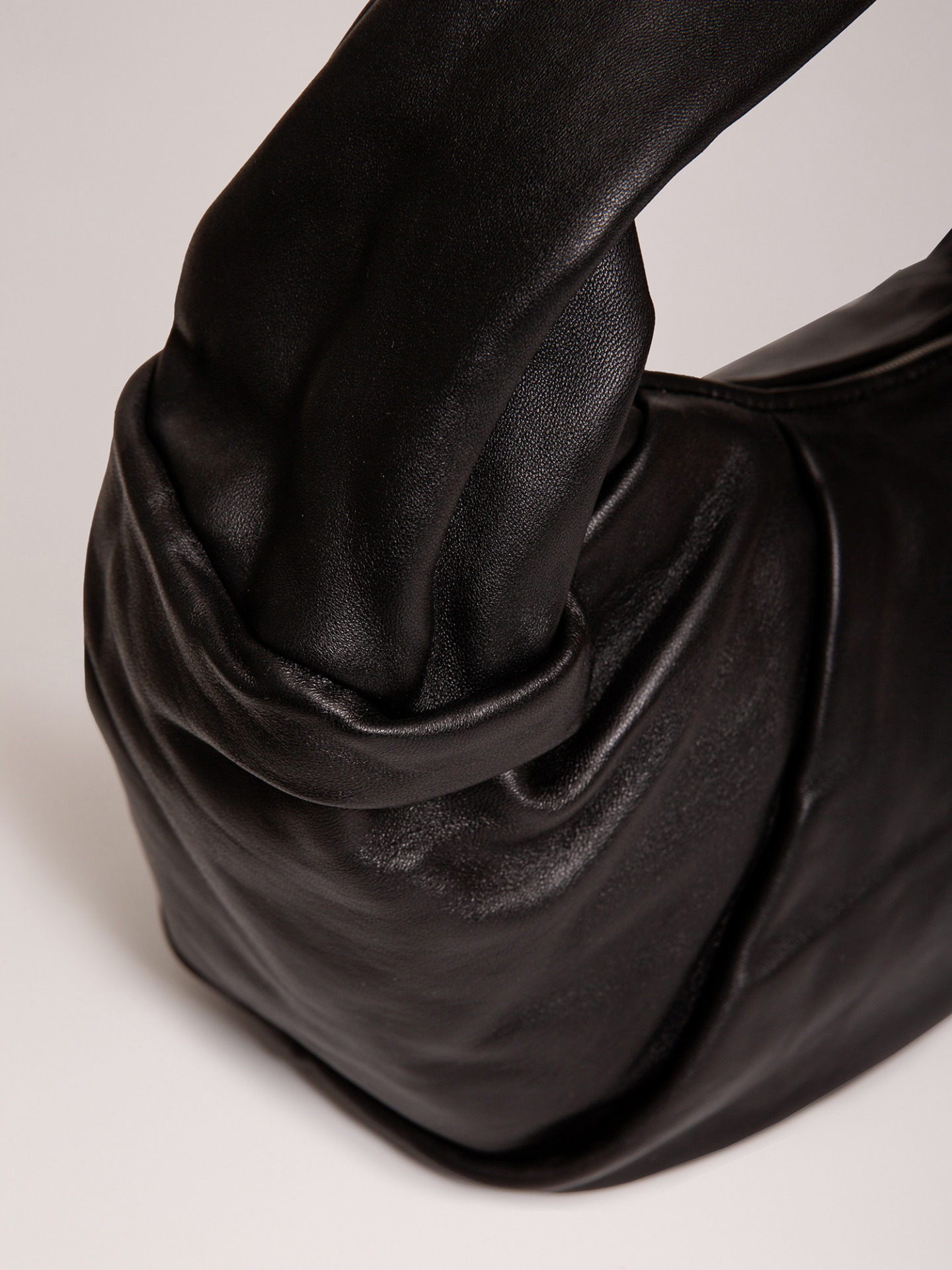 Detailansicht von Handtasche aus Leder von LES VISIONNAIRES