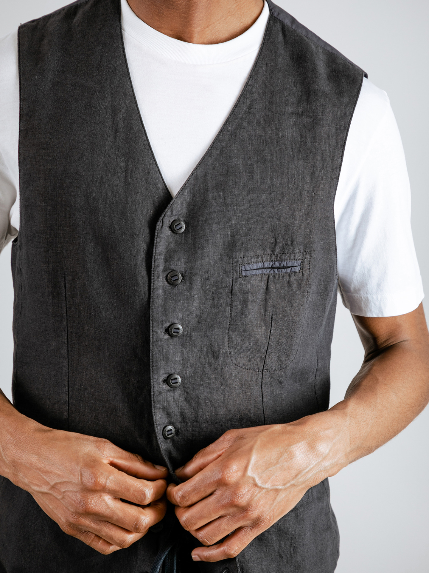 Detailansicht von Weste aus Leinen von HANNES ROETHER