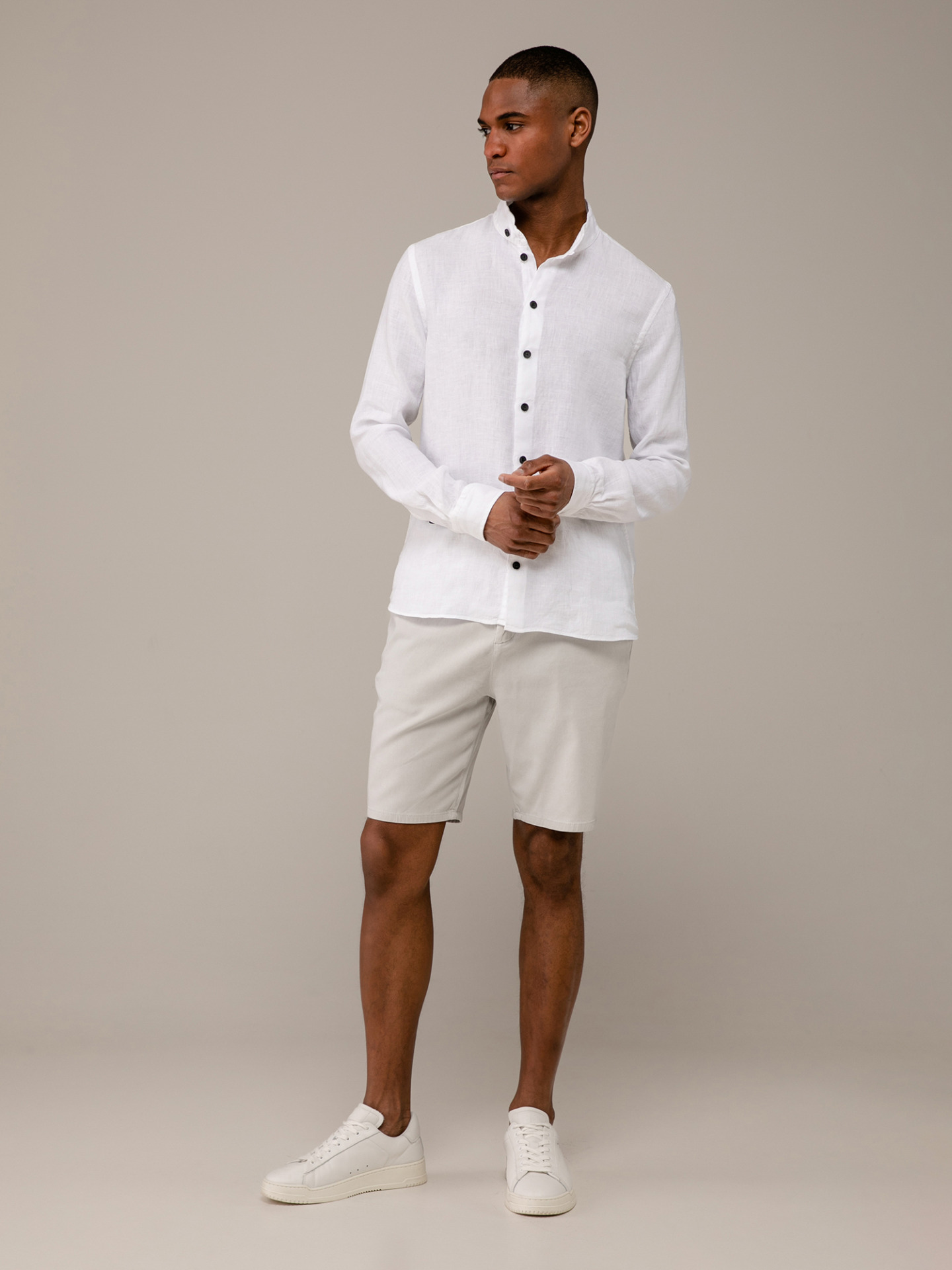 Detailansicht von Leinenhemd mit Stehkragen von HANNES ROETHER