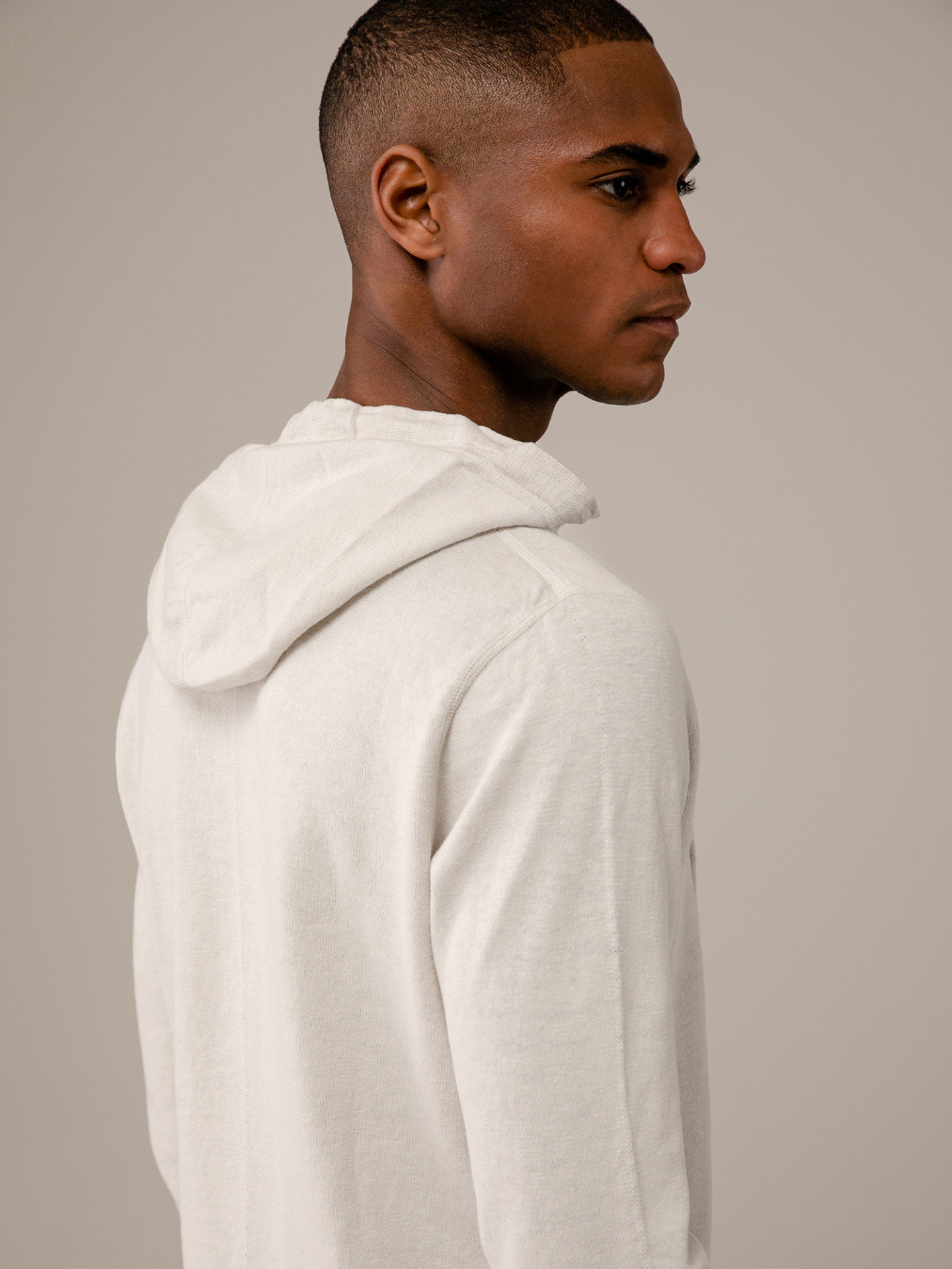 Detailansicht von Kapuzenpullover aus Baumwolle von HANNES ROETHER