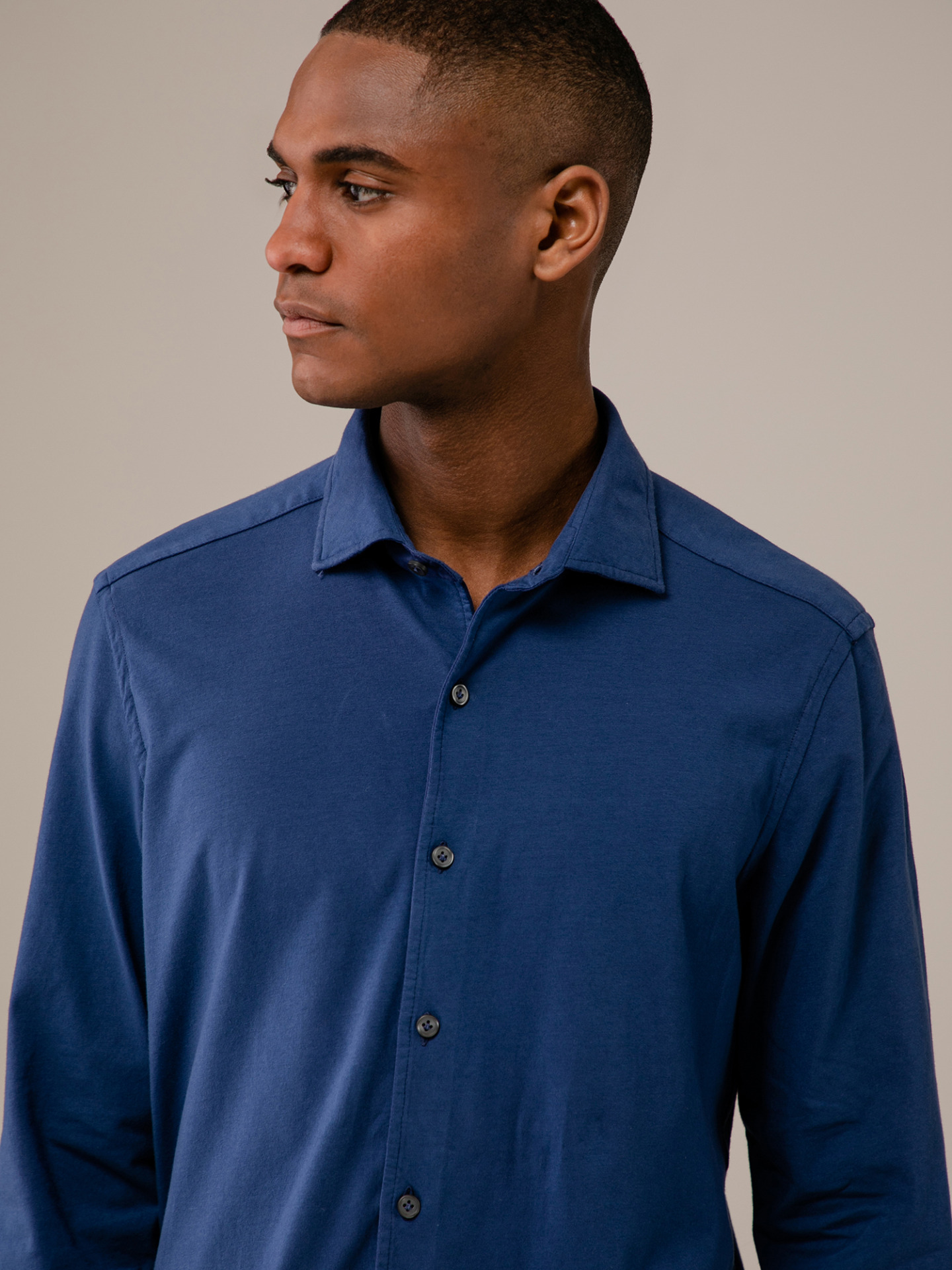 Detailansicht von Baumwollhemd mit Haifischkragen von SONRISA