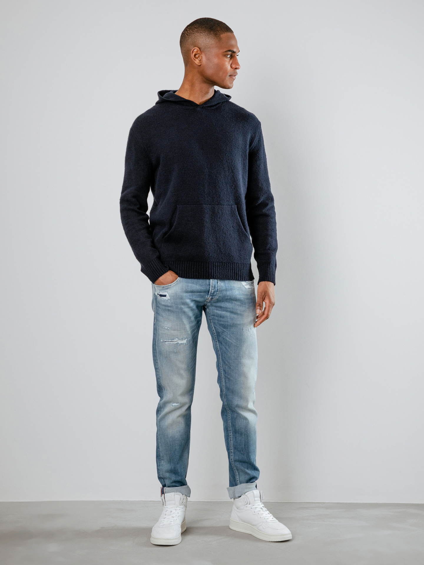 Detailansicht von Destroyed Slim Fit Jeans von LE TEMPS DES CERISES