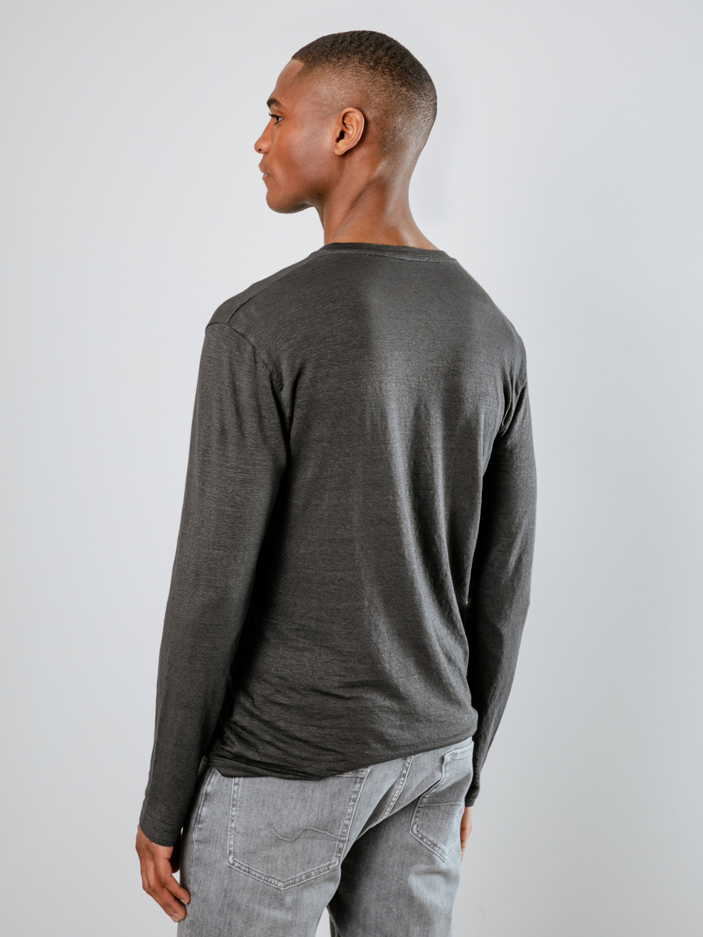 Detailansicht von Langarmshirt aus Leinen von DANIELE FIESOLI