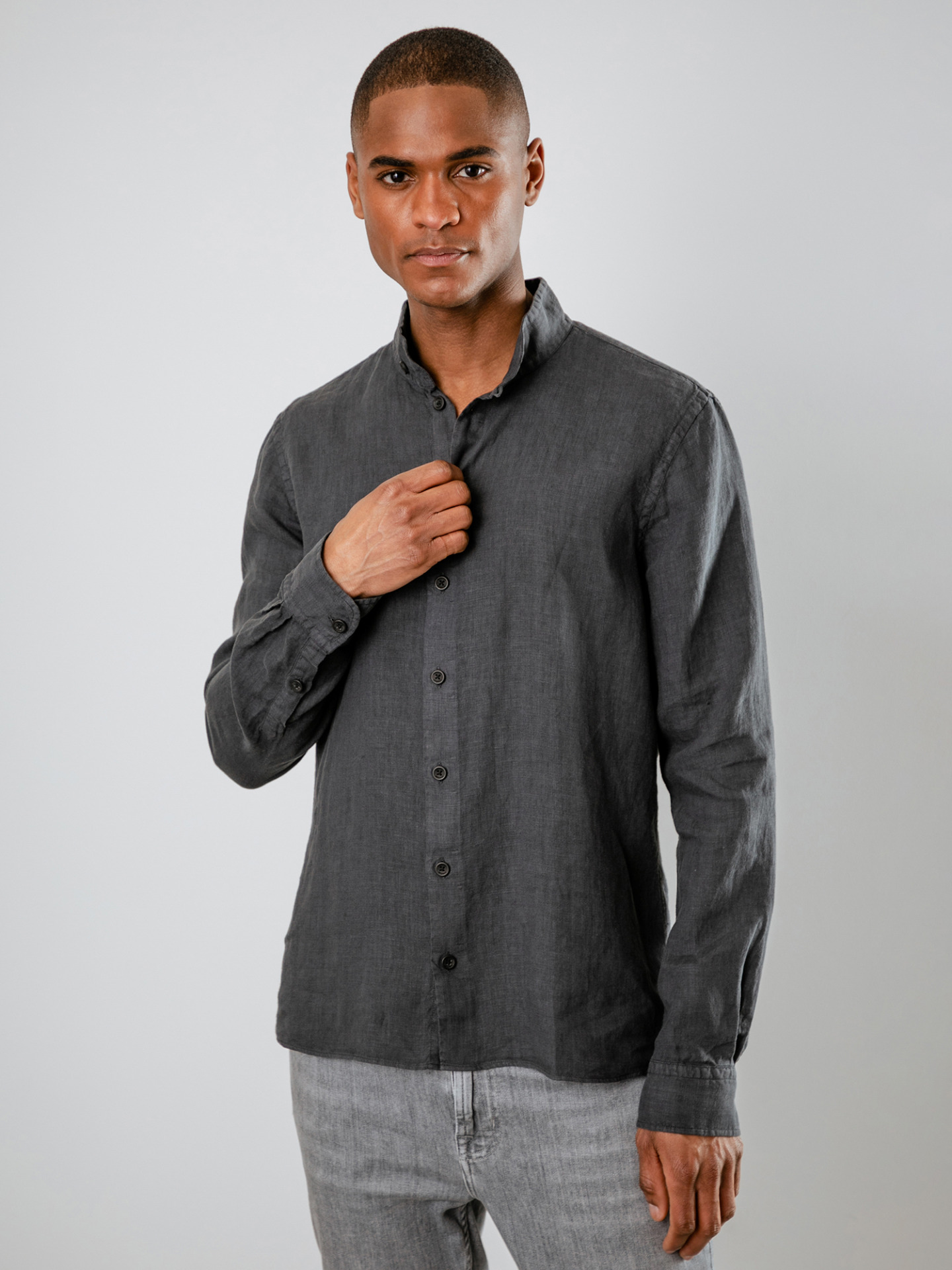 Detailansicht von Leinenhemd mit Stehkragen von HANNES ROETHER