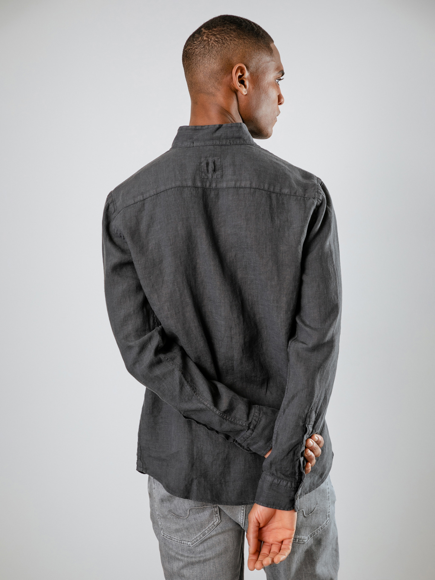 Detailansicht von Leinenhemd mit Stehkragen von HANNES ROETHER