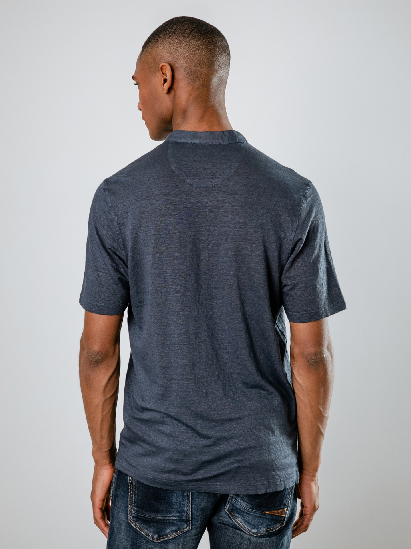 Detailansicht von T-Shirt mit Knopfleiste von GRAN SASSO