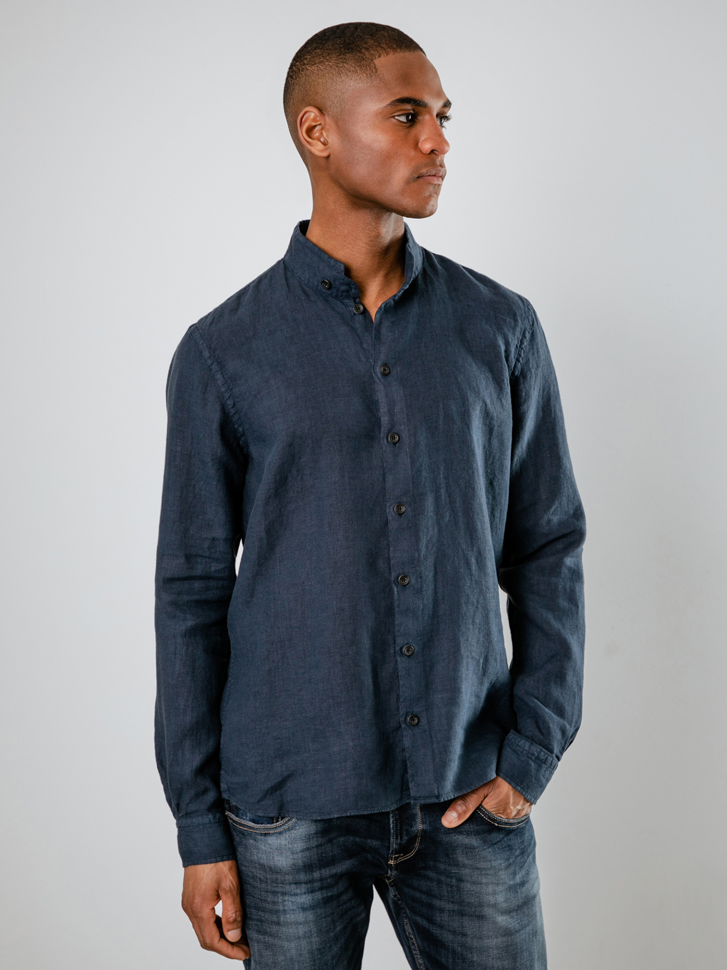 Detailansicht von Leinenhemd mit Stehkragen von HANNES ROETHER