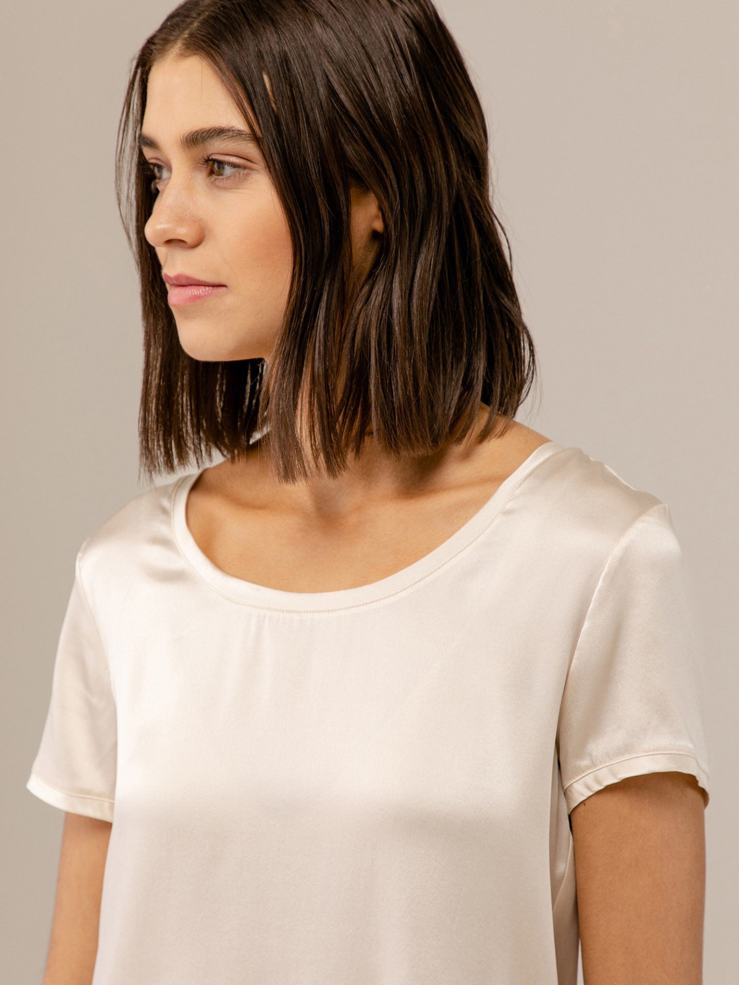 Detailansicht von Kurzarm-Seidenbluse von DANIELS